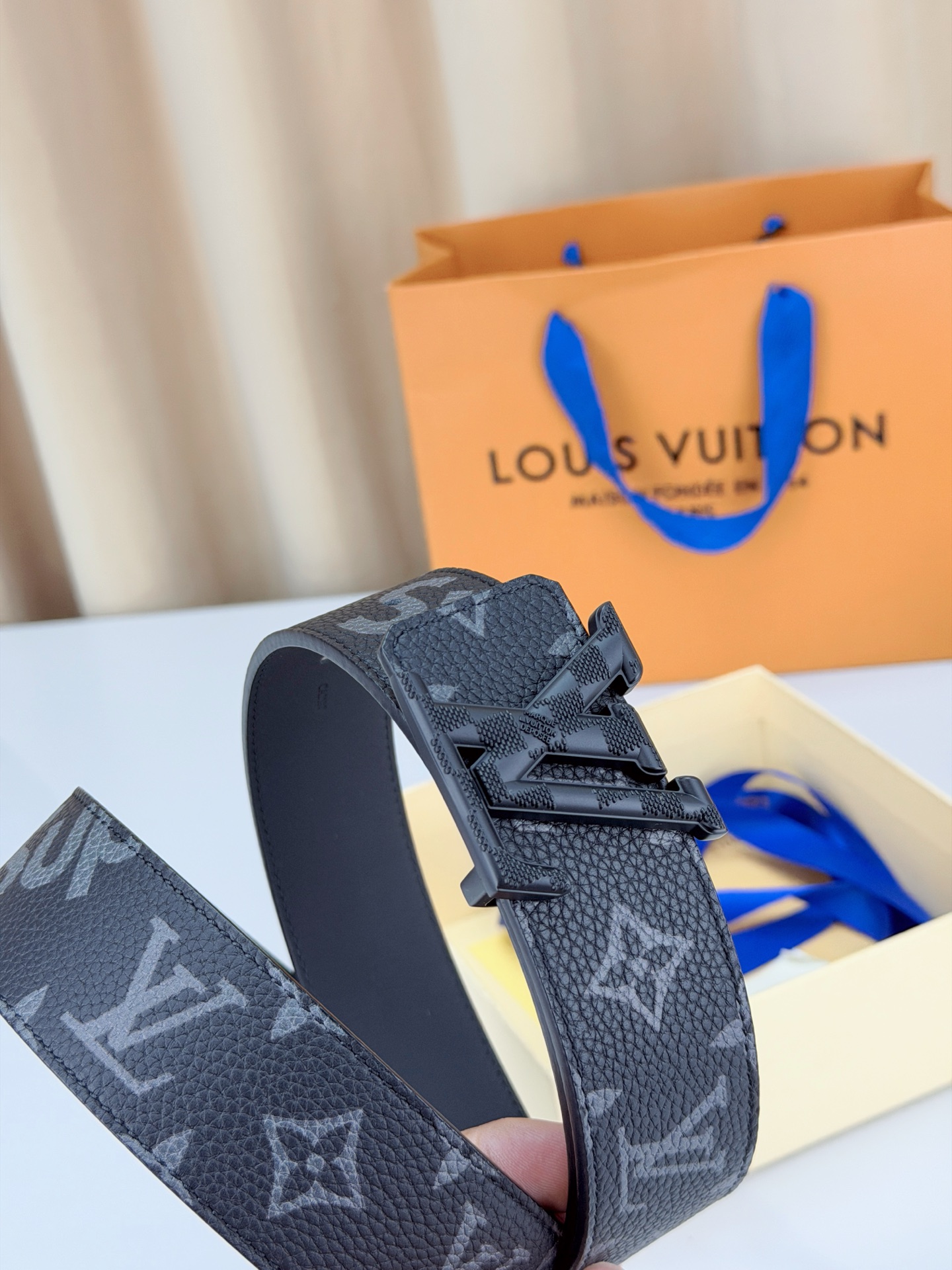 LV 4.0cm黑花宽版腰带，深灰老花低调奢华有内涵，立体LV字母扣头质感拉满，宽版设计气场十足，双面可