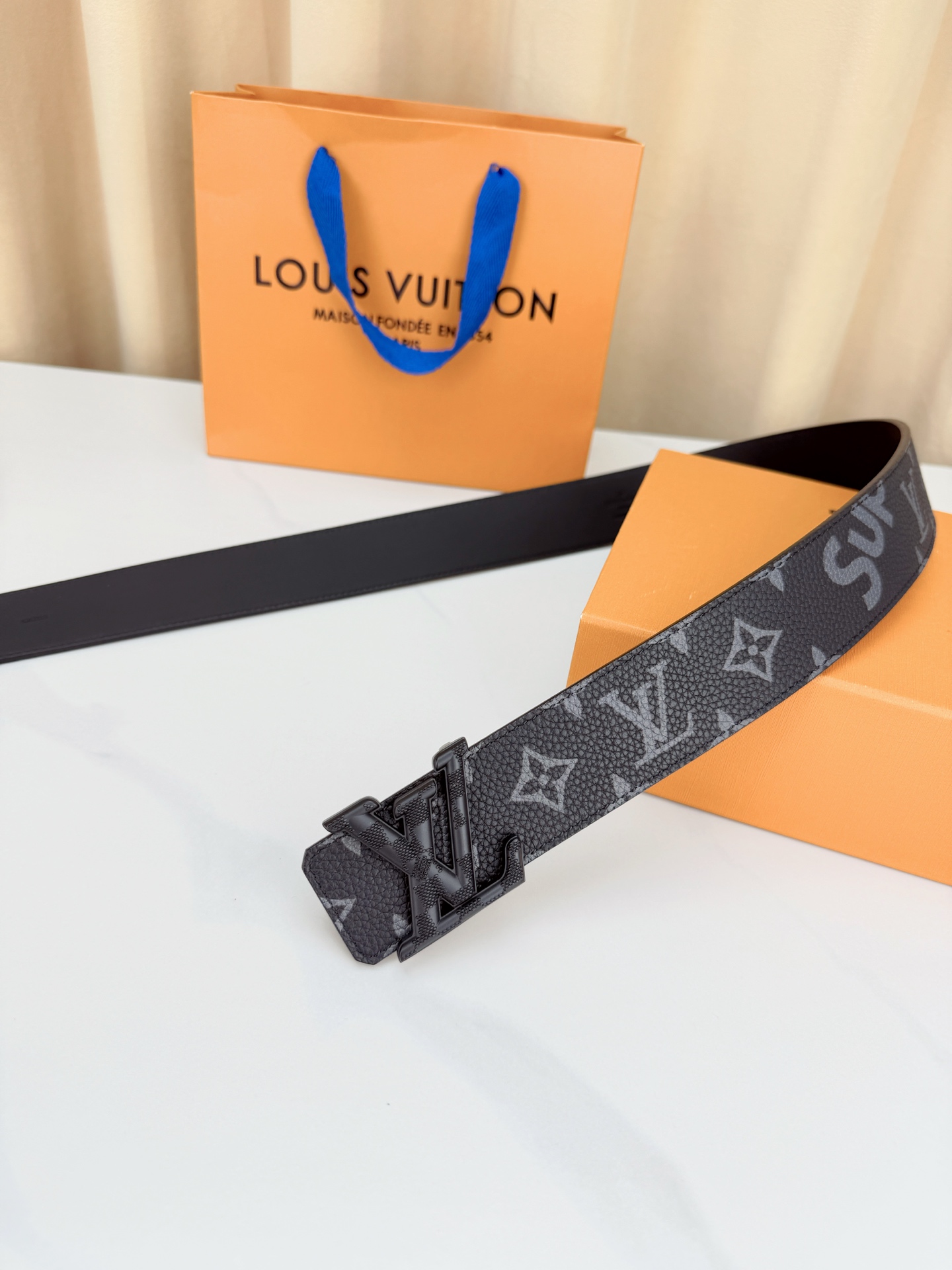 LV 4.0cm黑花宽版腰带，深灰老花低调奢华有内涵，立体LV字母扣头质感拉满，宽版设计气场十足，双面可