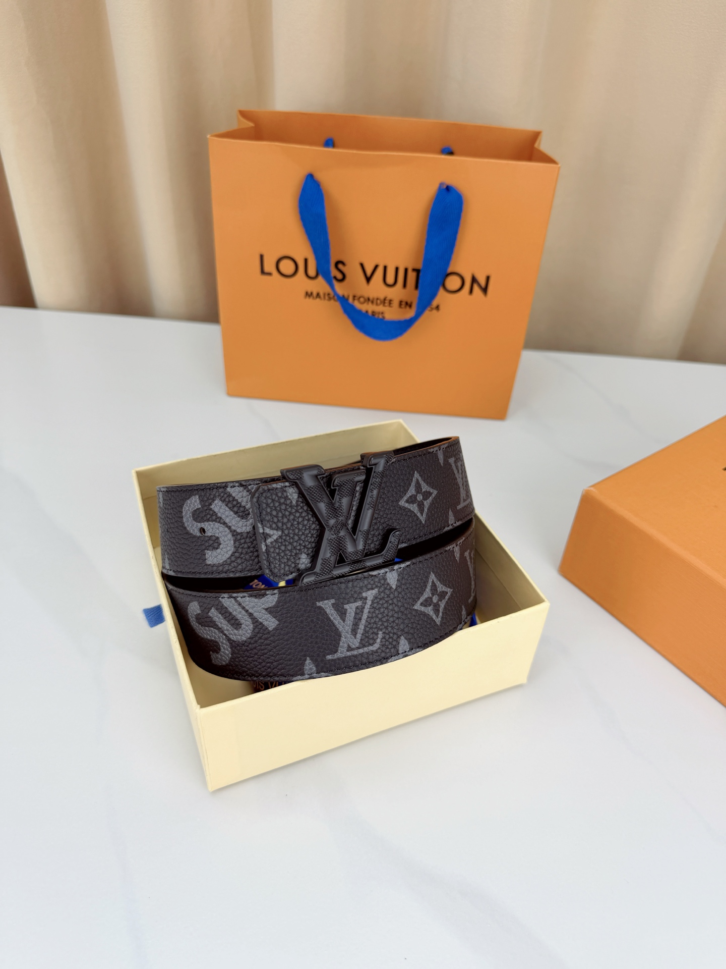 LV 4.0cm黑花宽版腰带，深灰老花低调奢华有内涵，立体LV字母扣头质感拉满，宽版设计气场十足，双面可