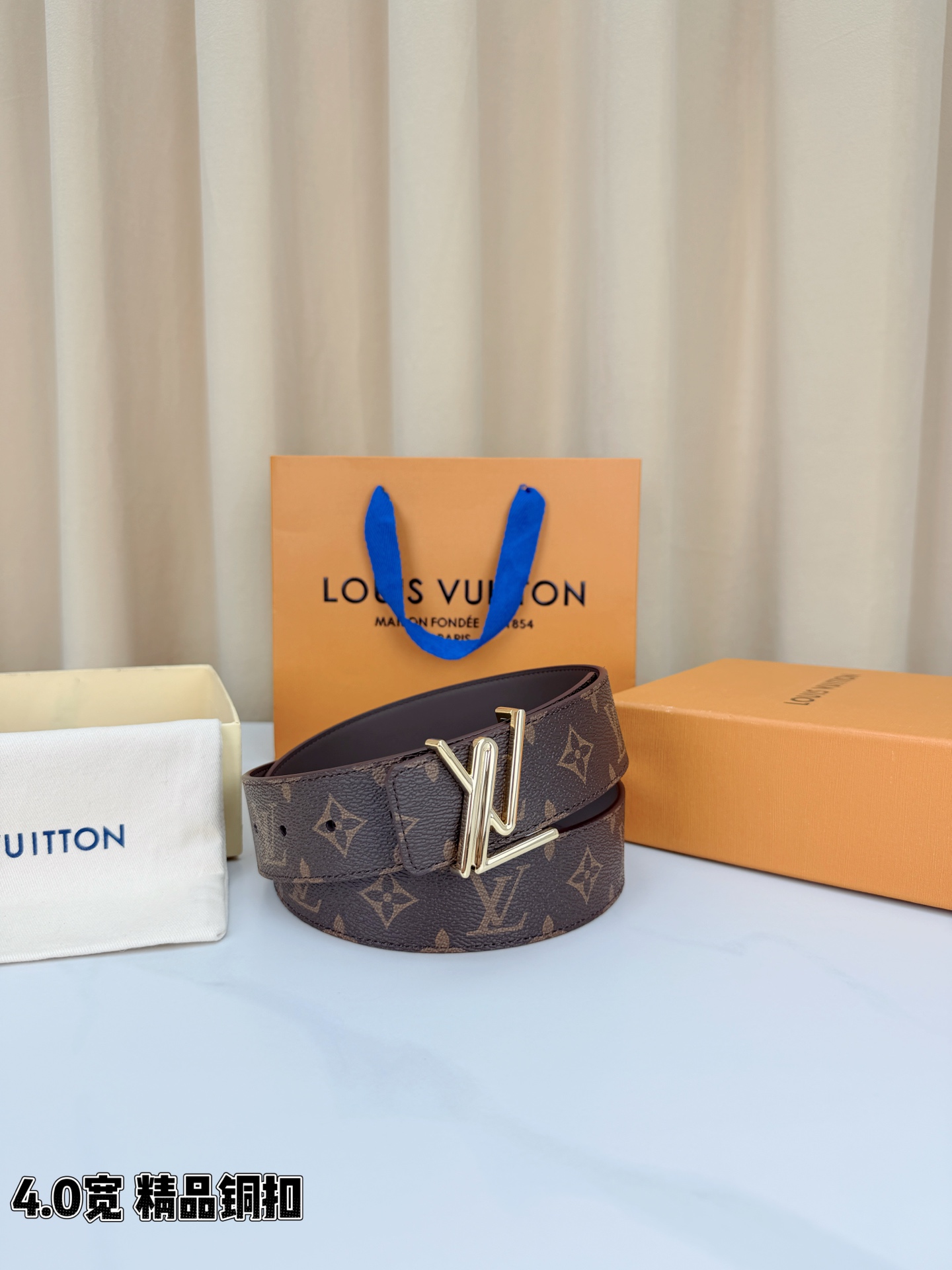 LV 4.0cm宽版咖啡老花腰带，全黑压纹老花低调高级有内涵，精品铜扣LV造型质感出众，双面可用设计一腰