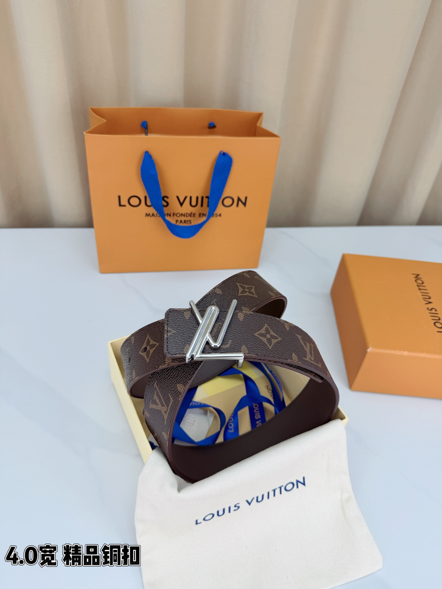 LV 4.0cm宽版咖啡老花腰带，全黑压纹老花低调高级有内涵，精品铜扣LV造型质感出众，双面可用设计一腰
