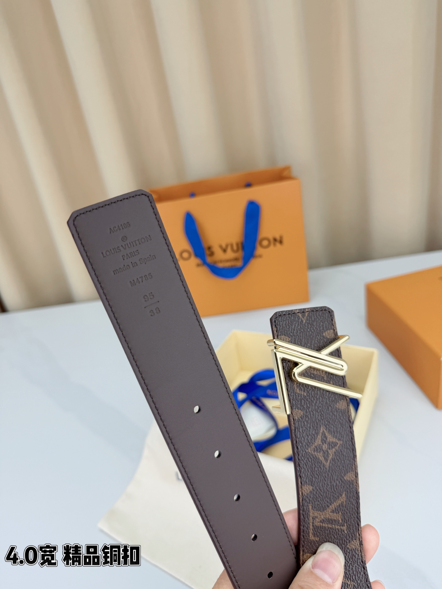 LV 4.0cm宽版咖啡老花腰带，全黑压纹老花低调高级有内涵，精品铜扣LV造型质感出众，双面可用设计一腰