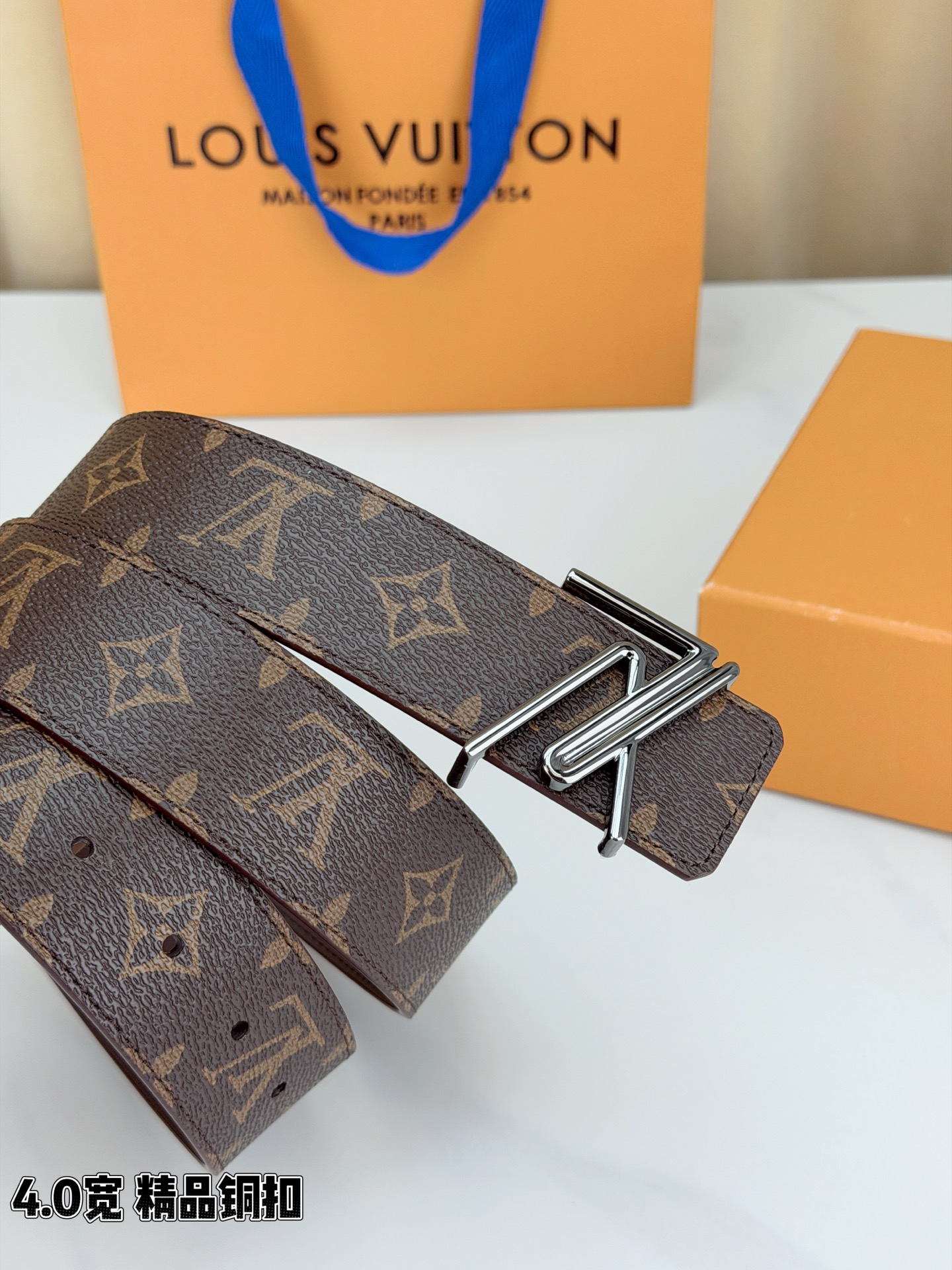 LV 4.0cm宽版咖啡老花腰带，全黑压纹老花低调高级有内涵，精品铜扣LV造型质感出众，双面可用设计一腰