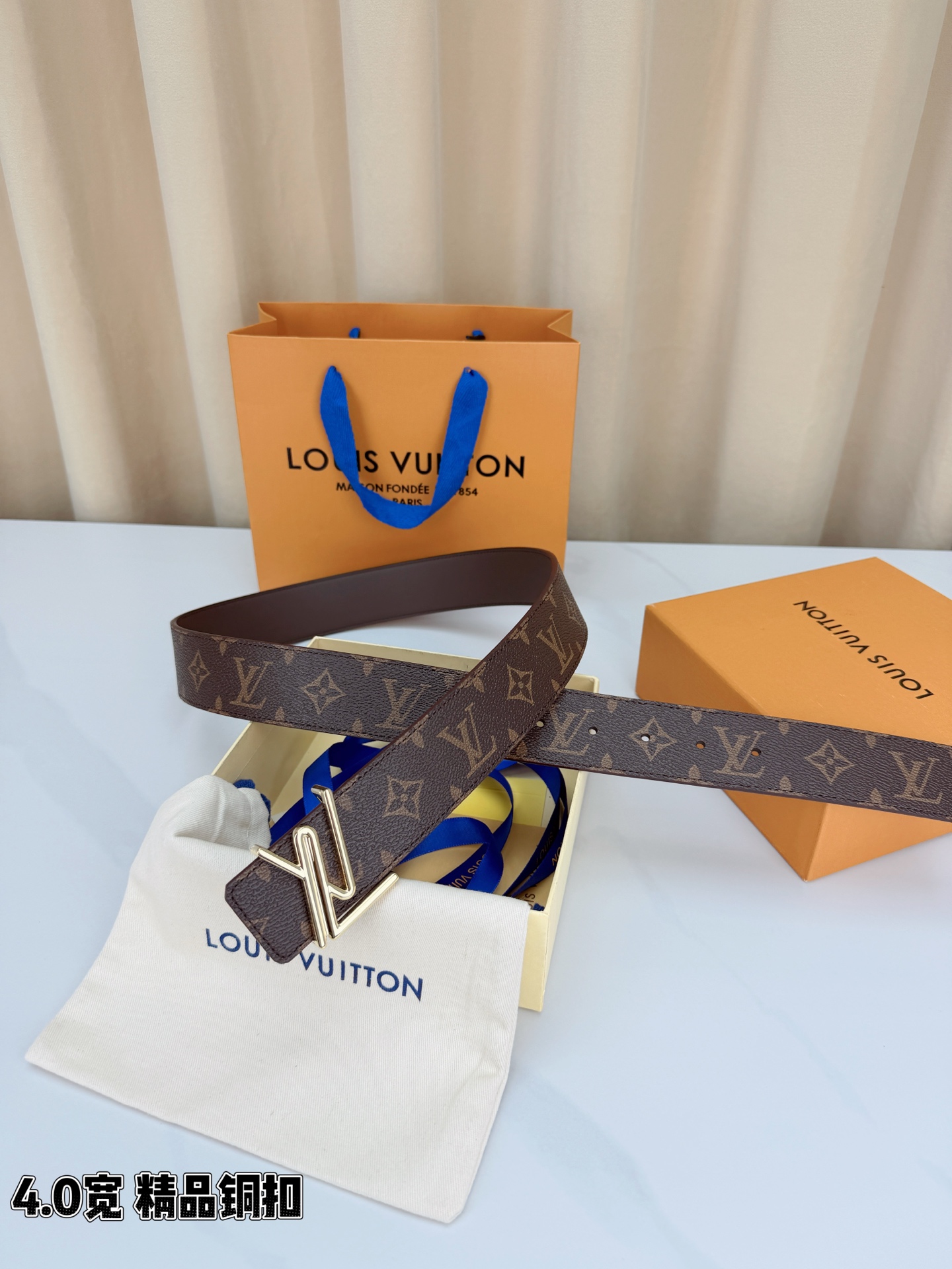 LV 4.0cm宽版咖啡老花腰带，全黑压纹老花低调高级有内涵，精品铜扣LV造型质感出众，双面可用设计一腰