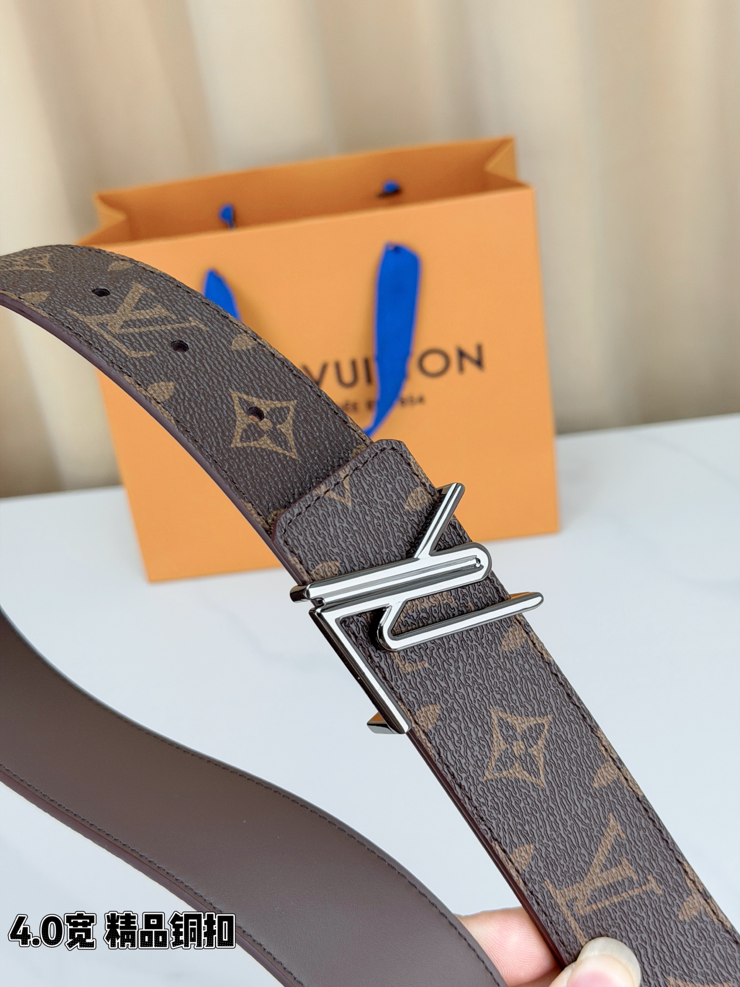 LV 4.0cm宽版咖啡老花腰带，全黑压纹老花低调高级有内涵，精品铜扣LV造型质感出众，双面可用设计一腰