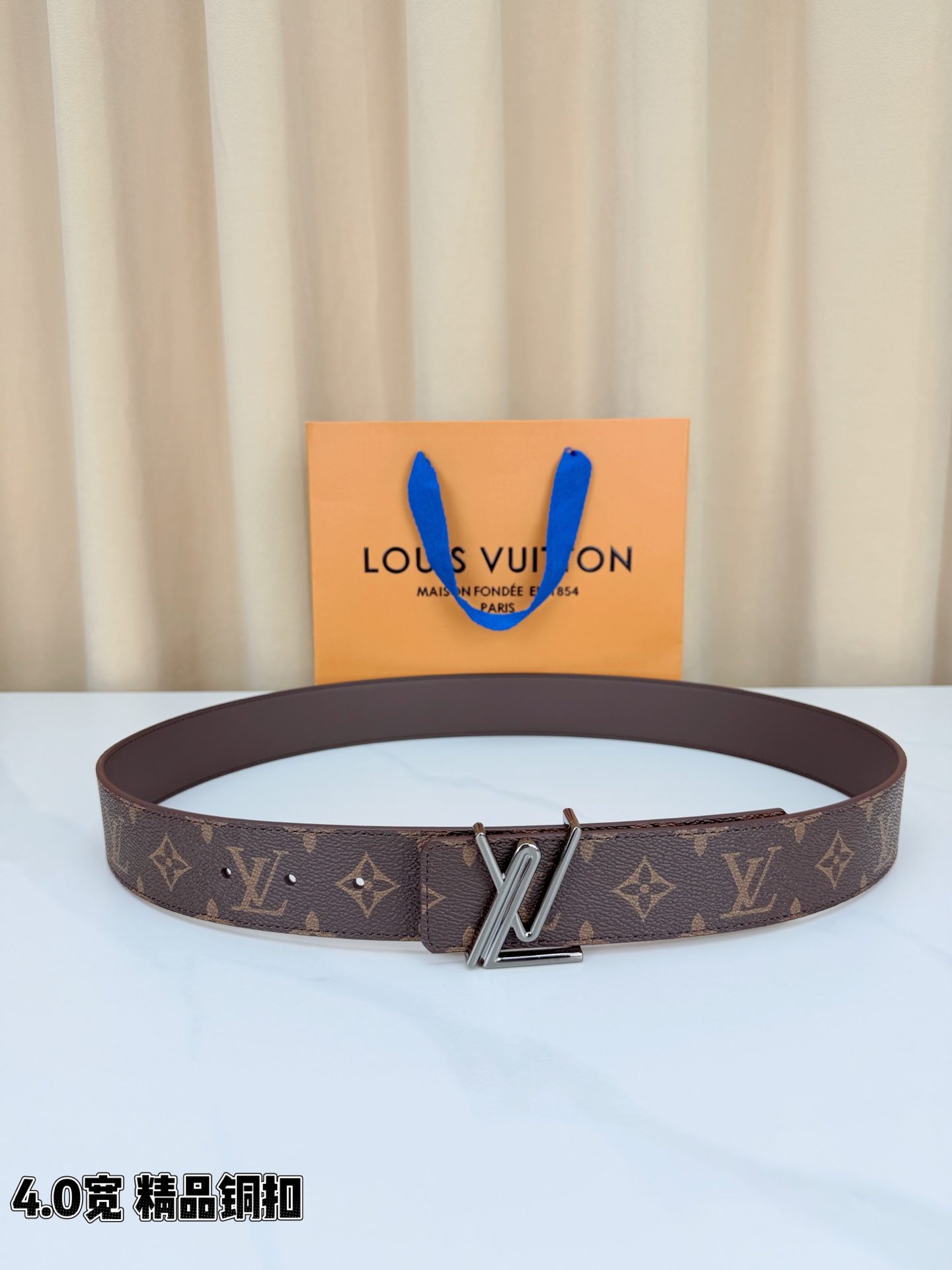 LV 4.0cm宽版咖啡老花腰带，全黑压纹老花低调高级有内涵，精品铜扣LV造型质感出众，双面可用设计一腰