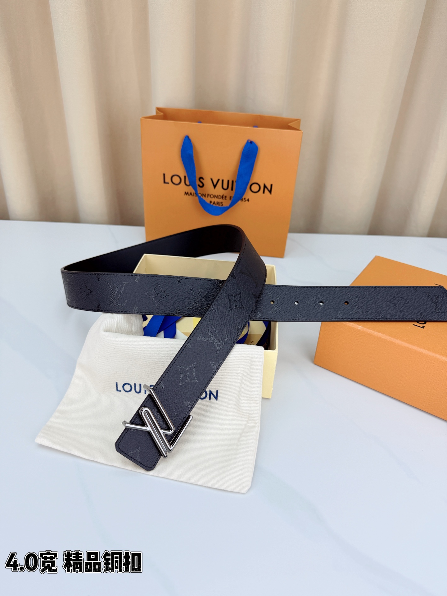 LV 4.0cm宽版黑花腰带，全黑压纹老花低调高级有内涵，精品铜扣LV造型质感出众，双面可用设计一腰两穿
