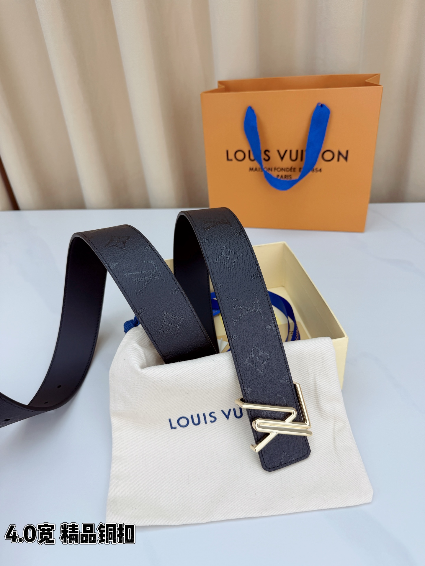 LV 4.0cm宽版黑花腰带，全黑压纹老花低调高级有内涵，精品铜扣LV造型质感出众，双面可用设计一腰两穿