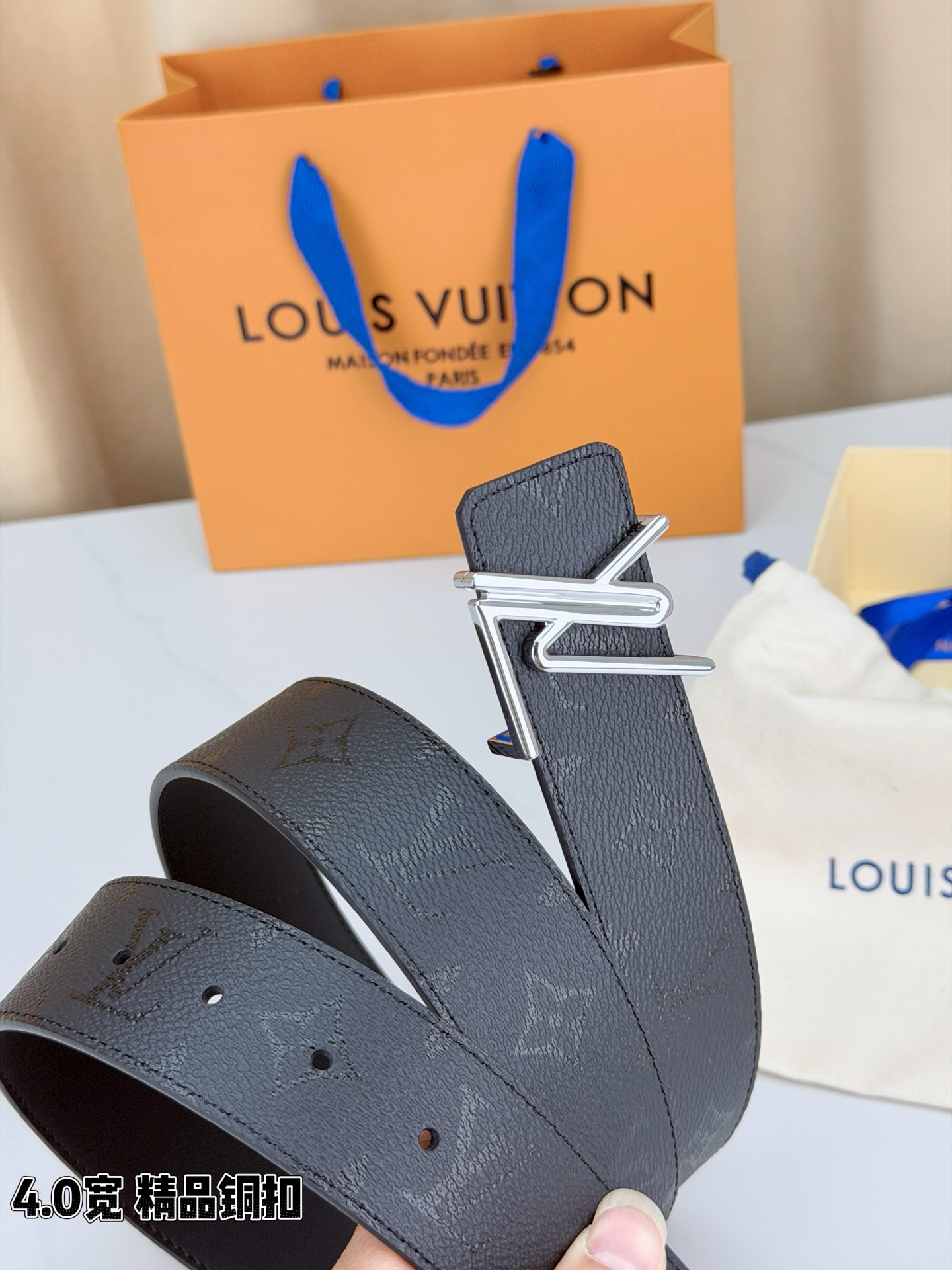 LV 4.0cm宽版黑花腰带，全黑压纹老花低调高级有内涵，精品铜扣LV造型质感出众，双面可用设计一腰两穿
