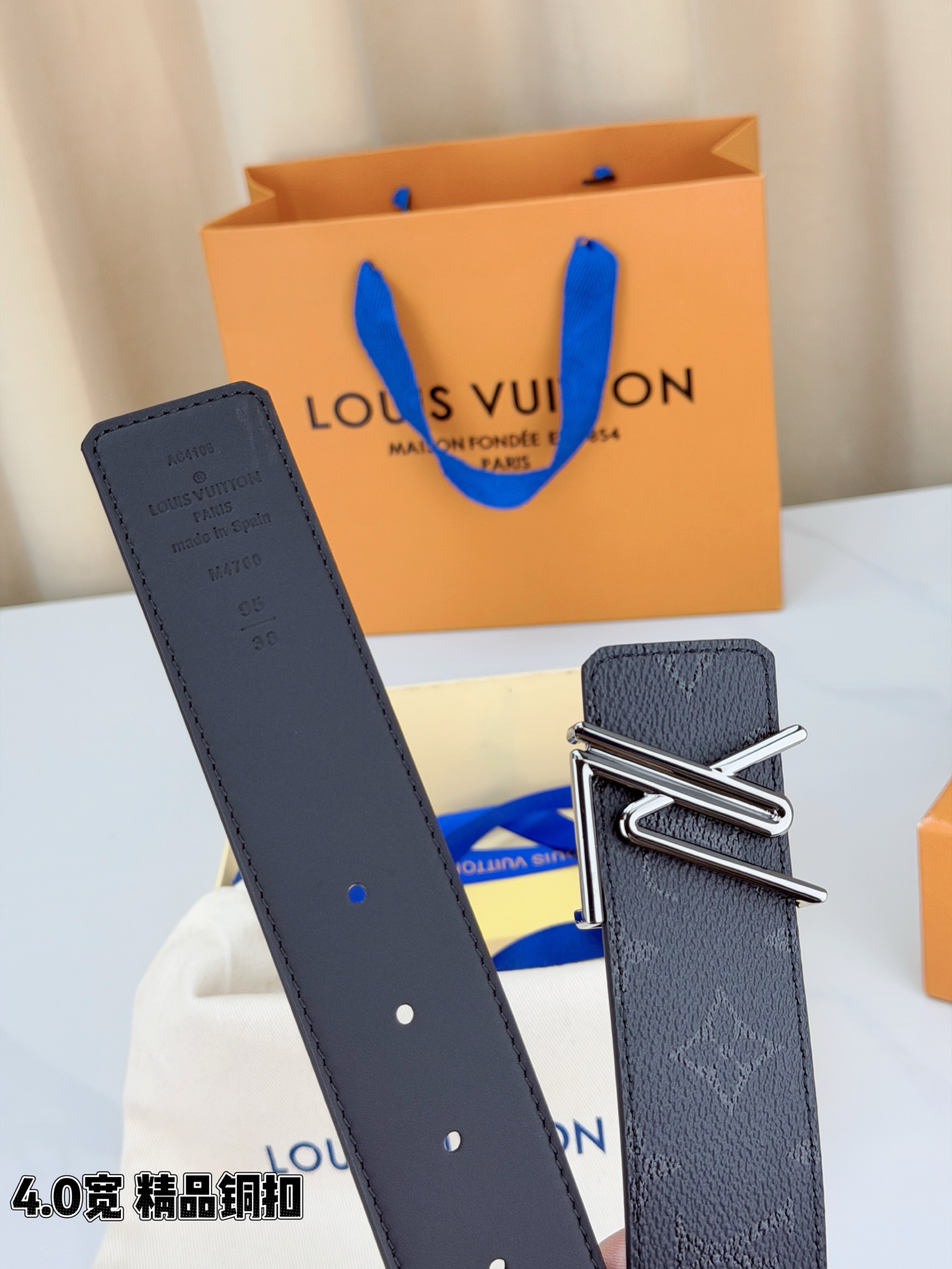 LV 4.0cm宽版黑花腰带，全黑压纹老花低调高级有内涵，精品铜扣LV造型质感出众，双面可用设计一腰两穿