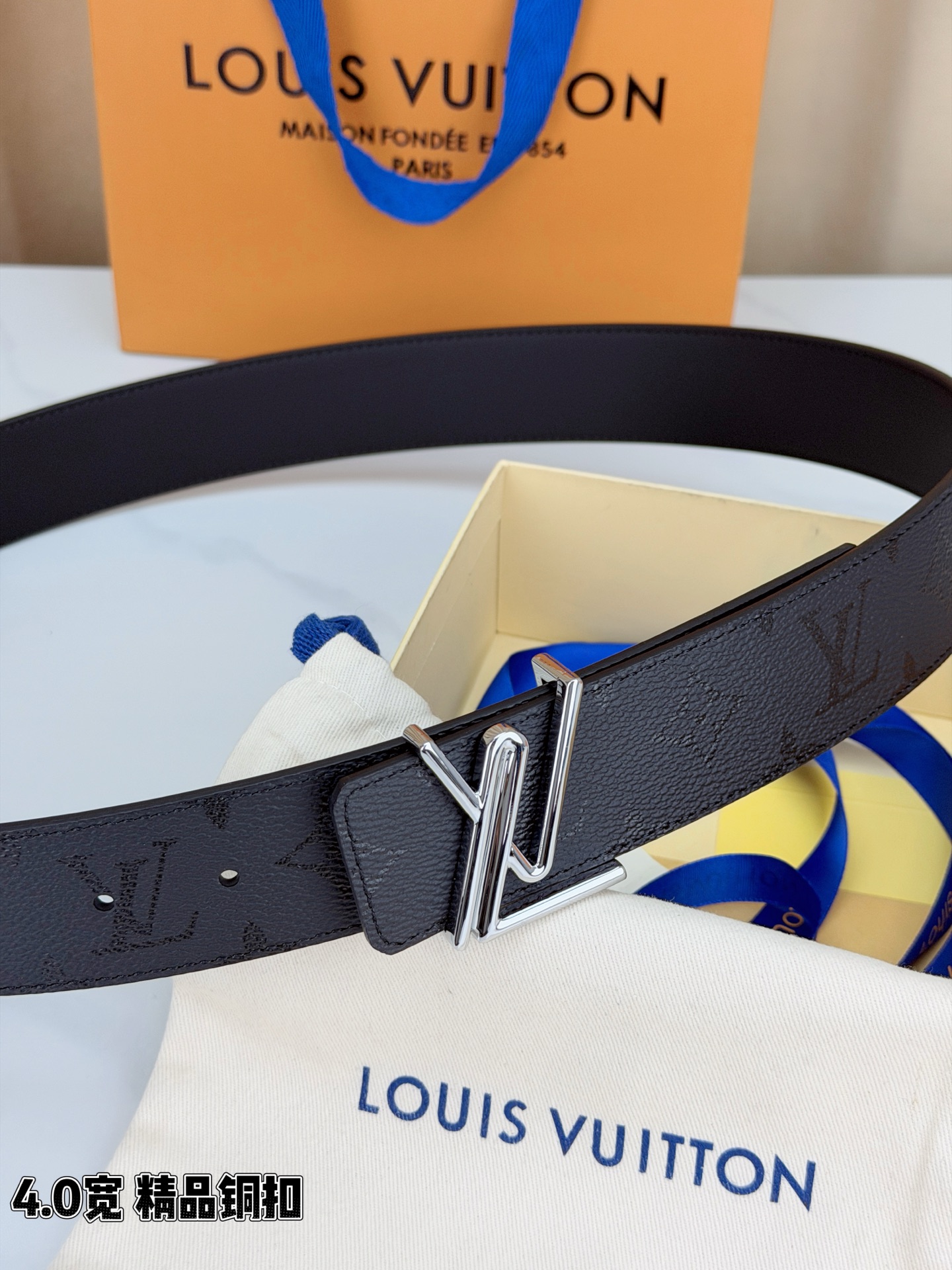 LV 4.0cm宽版黑花腰带，全黑压纹老花低调高级有内涵，精品铜扣LV造型质感出众，双面可用设计一腰两穿