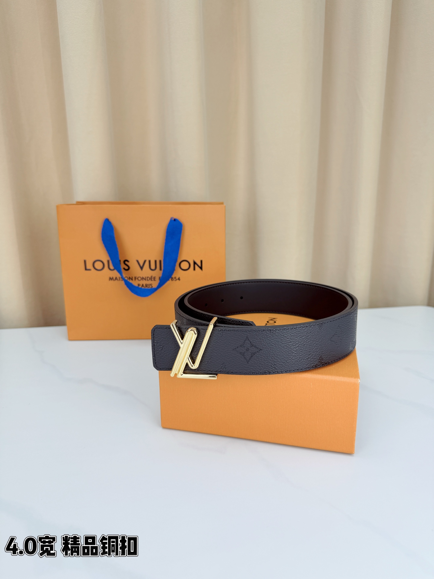 LV 4.0cm宽版黑花腰带，全黑压纹老花低调高级有内涵，精品铜扣LV造型质感出众，双面可用设计一腰两穿