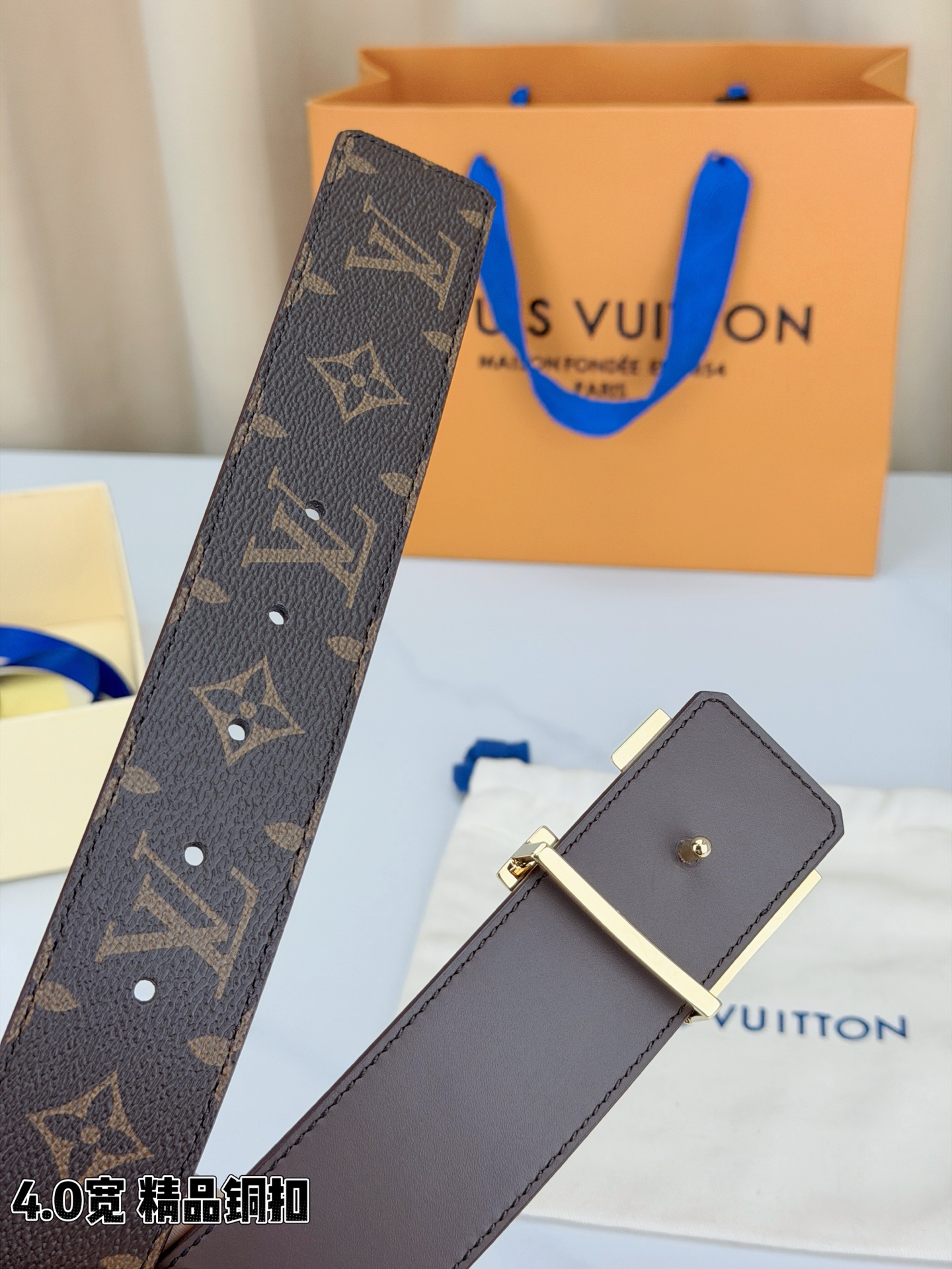 LV 4.0cm经典老花宽版腰带，深棕Monogram涂层帆布复古耐看，精品铜扣LV造型质感高级，双面可