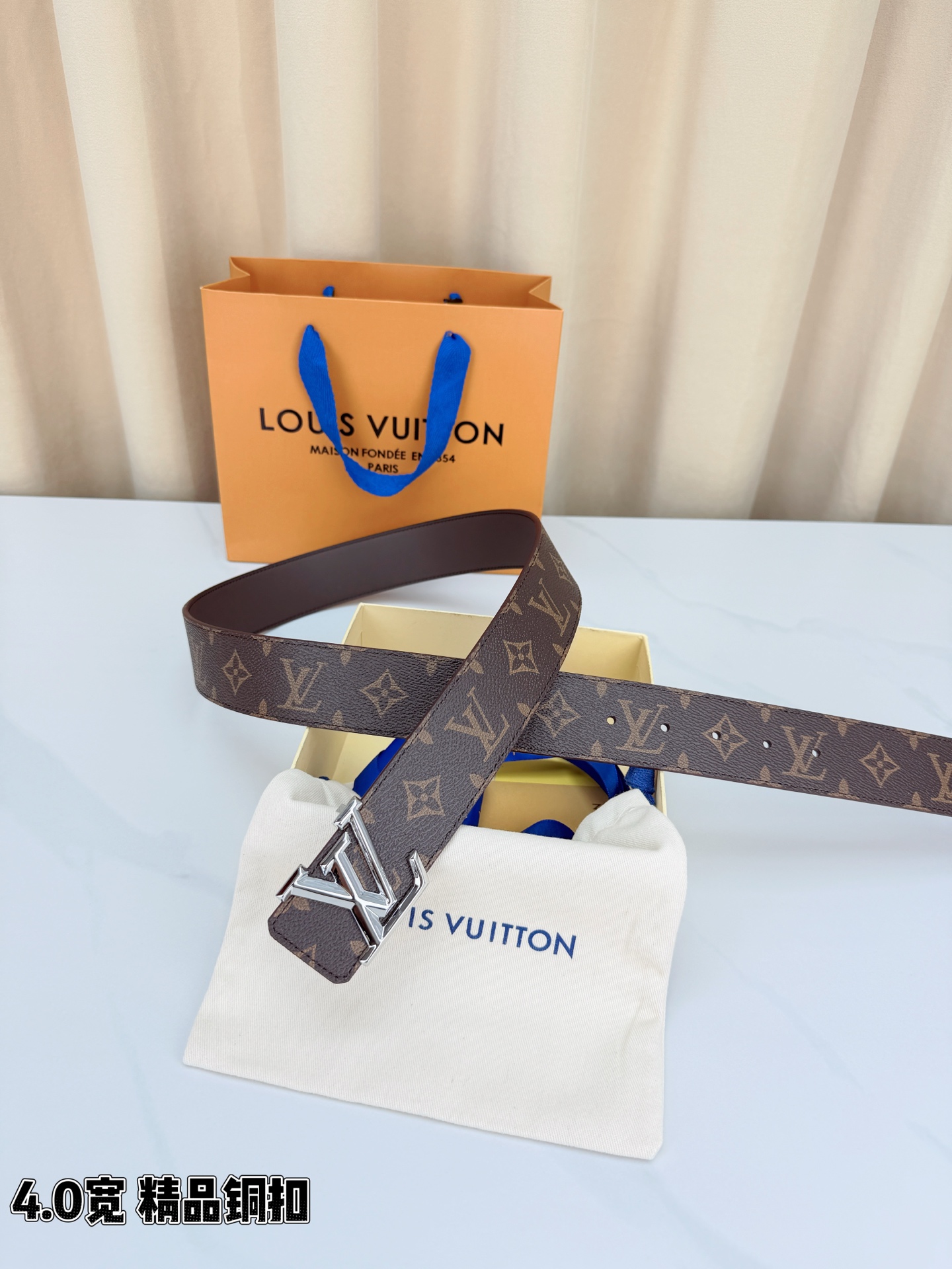 LV 4.0cm经典老花宽版腰带，深棕Monogram涂层帆布复古耐看，精品铜扣LV造型质感高级，双面可