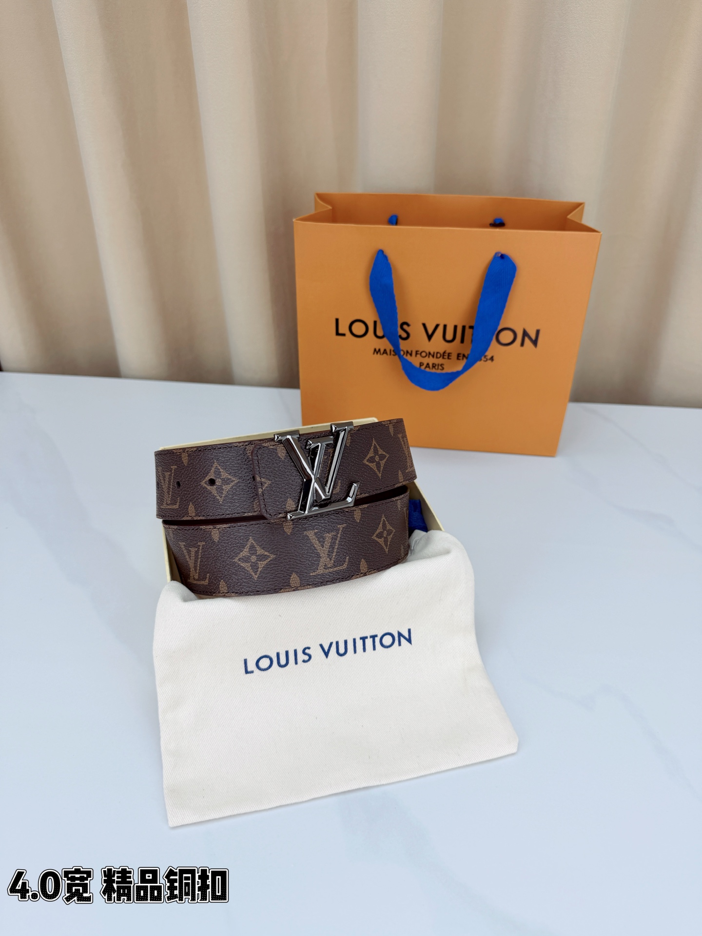 LV 4.0cm经典老花宽版腰带，深棕Monogram涂层帆布复古耐看，精品铜扣LV造型质感高级，双面可