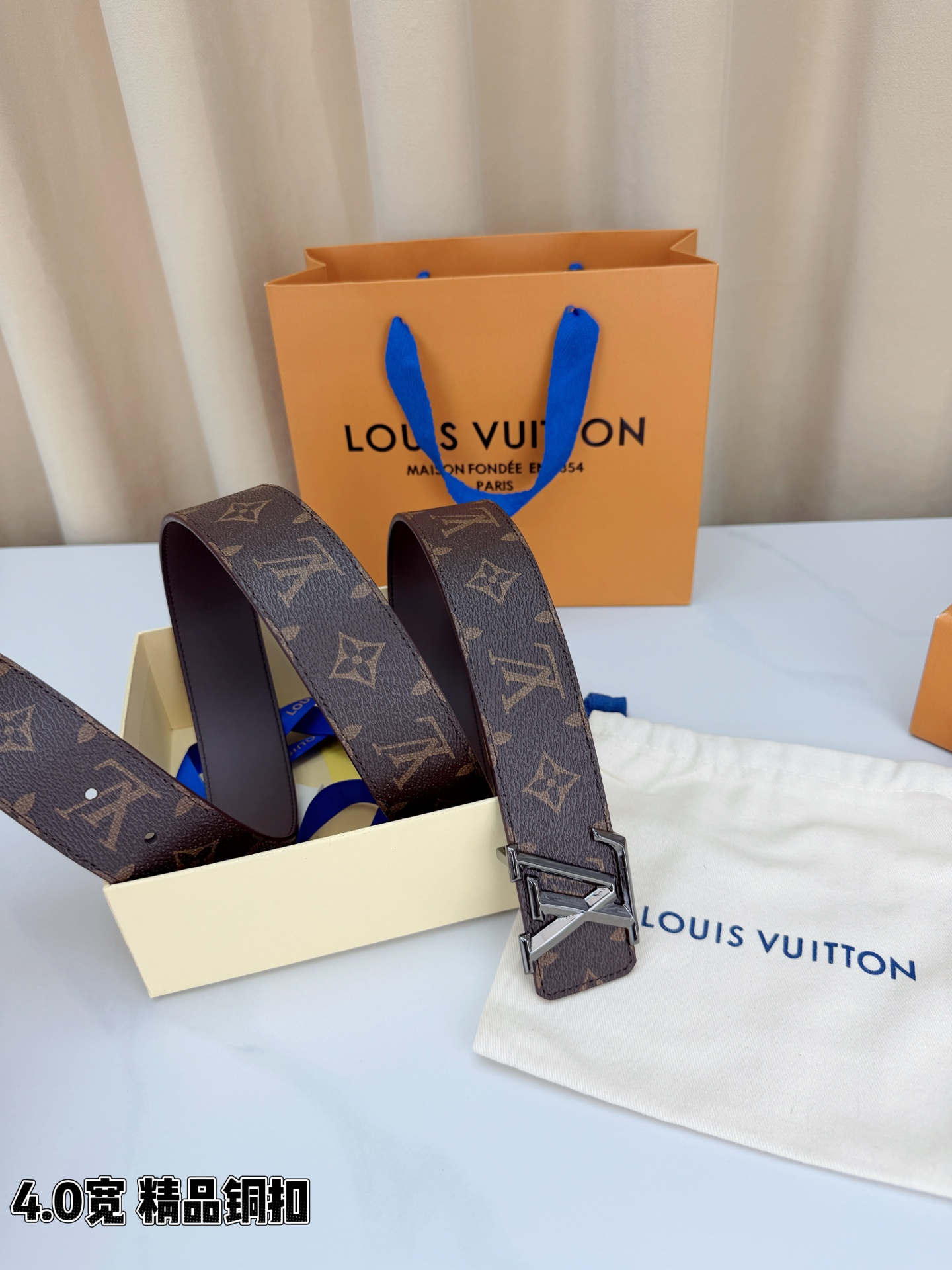 LV 4.0cm经典老花宽版腰带，深棕Monogram涂层帆布复古耐看，精品铜扣LV造型质感高级，双面可