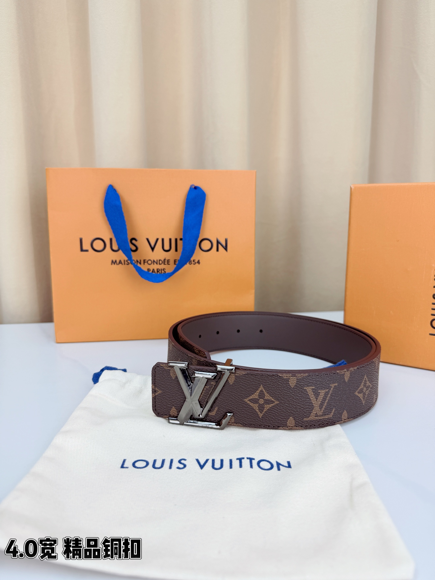 LV 4.0cm经典老花宽版腰带，深棕Monogram涂层帆布复古耐看，精品铜扣LV造型质感高级，双面可