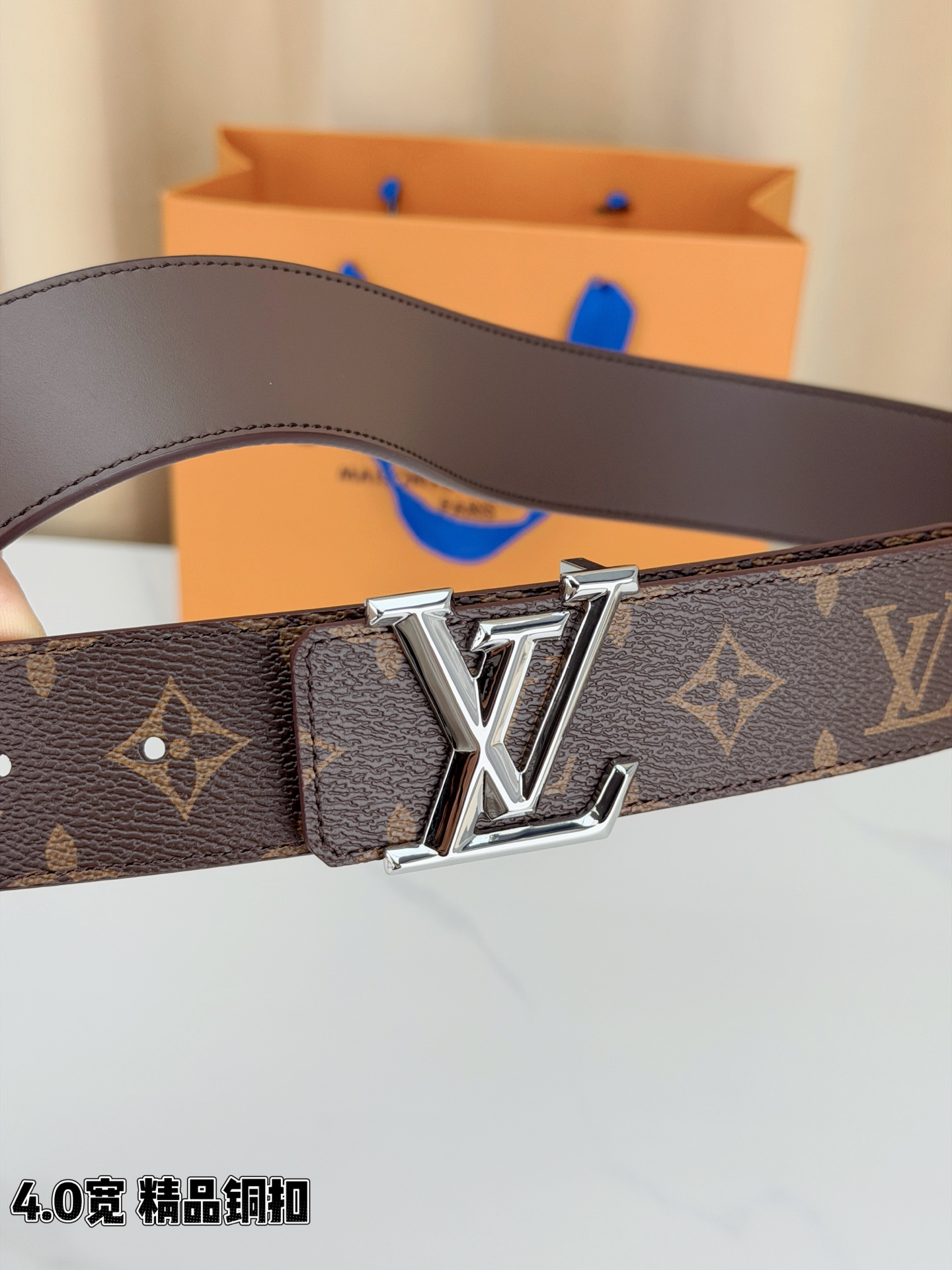 LV 4.0cm经典老花宽版腰带，深棕Monogram涂层帆布复古耐看，精品铜扣LV造型质感高级，双面可
