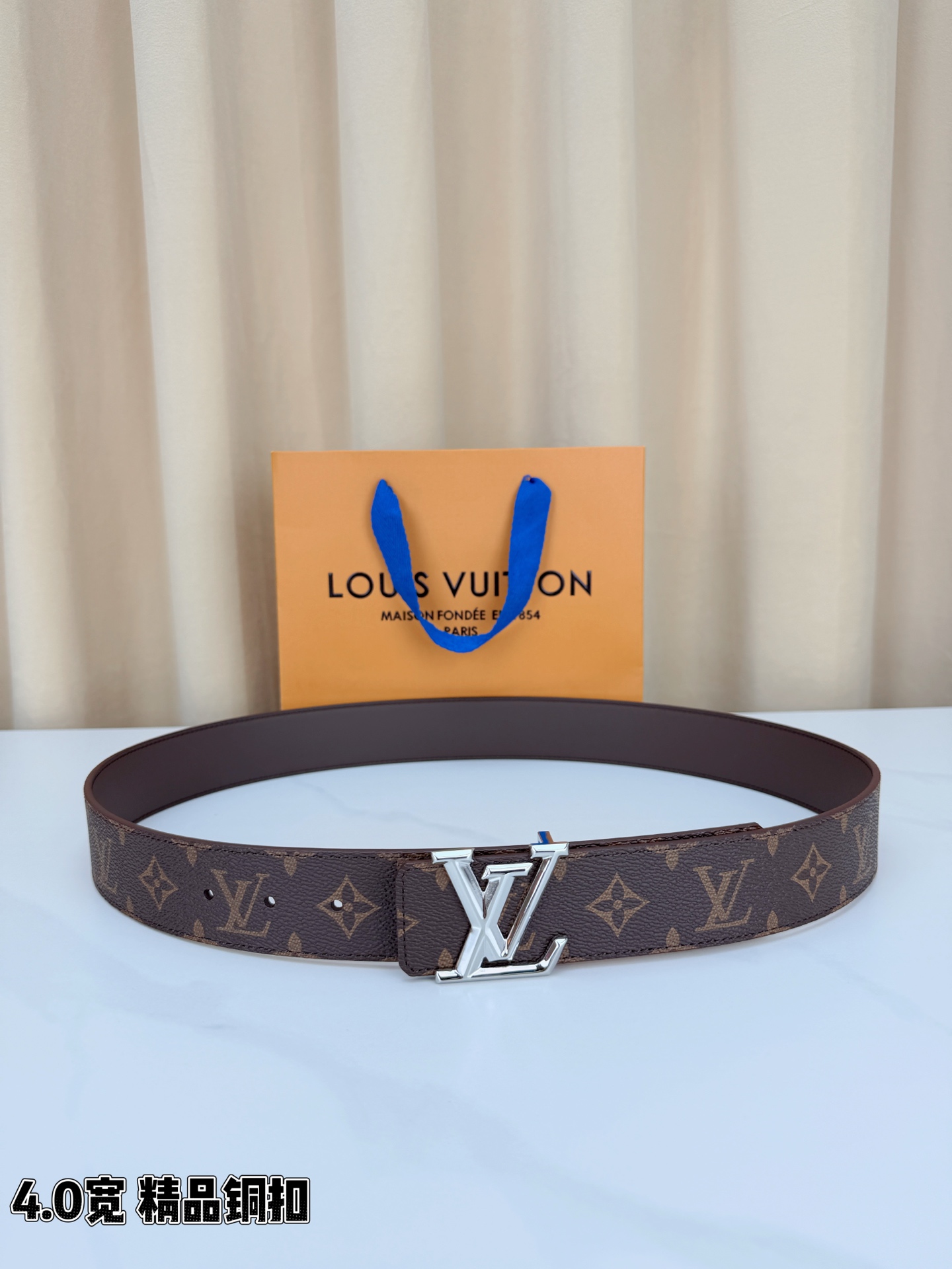 LV 4.0cm经典老花宽版腰带，深棕Monogram涂层帆布复古耐看，精品铜扣LV造型质感高级，双面可