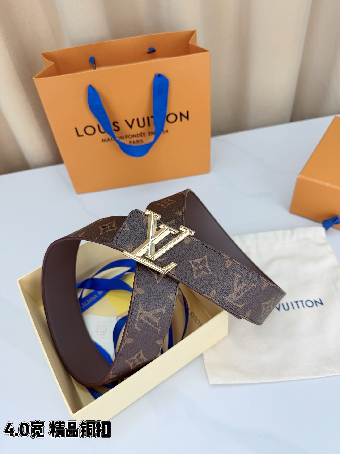 LV 4.0cm经典老花宽版腰带，深棕Monogram涂层帆布复古耐看，精品铜扣LV造型质感高级，双面可