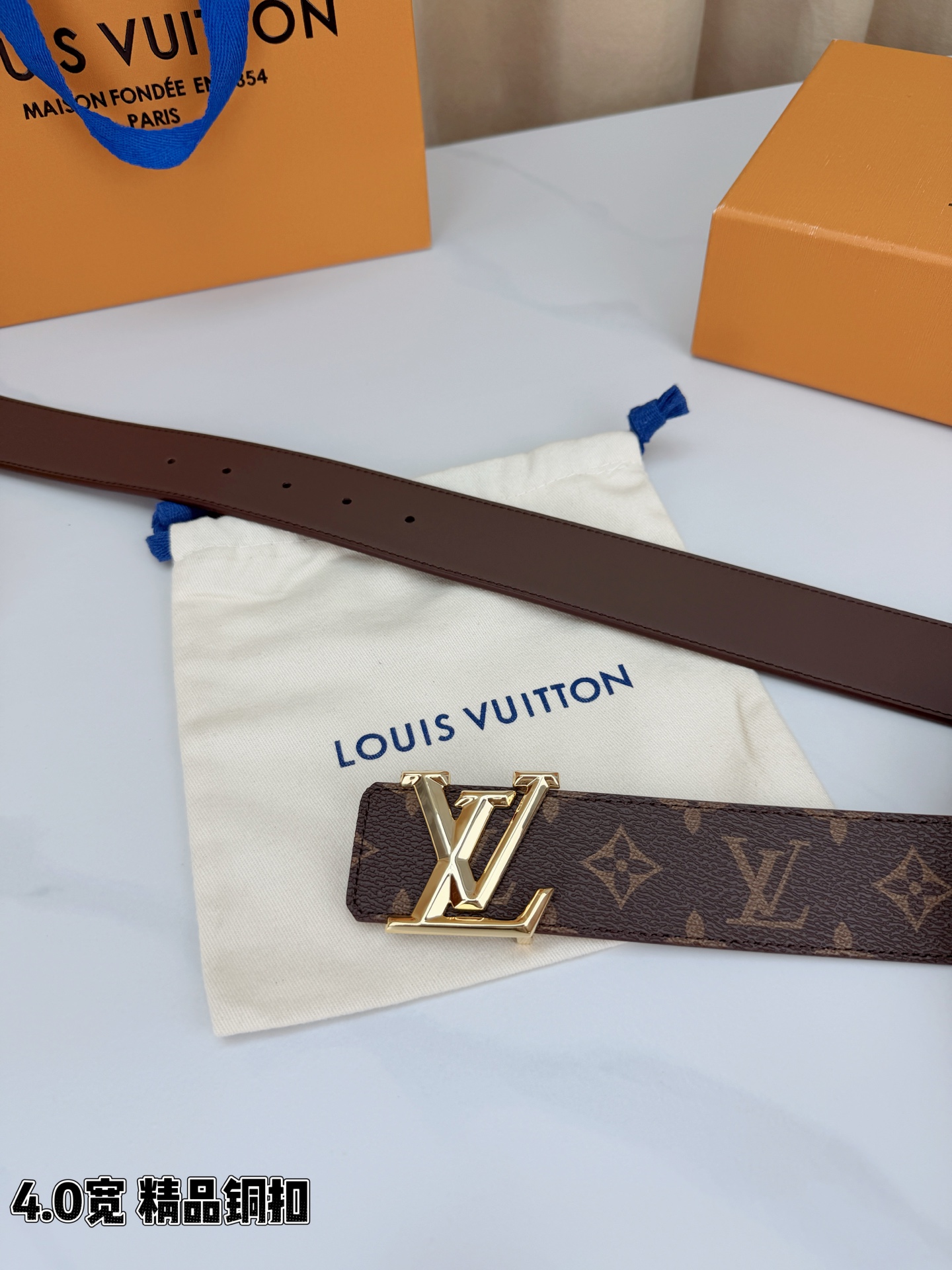 LV 4.0cm经典老花宽版腰带，深棕Monogram涂层帆布复古耐看，精品铜扣LV造型质感高级，双面可