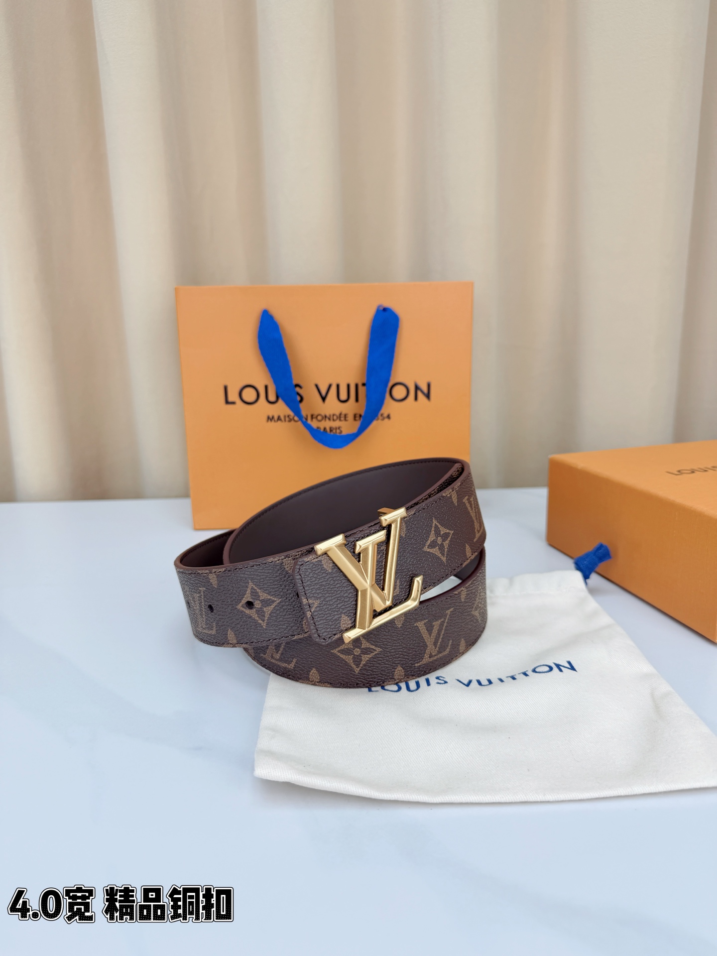 LV 4.0cm经典老花宽版腰带，深棕Monogram涂层帆布复古耐看，精品铜扣LV造型质感高级，双面可