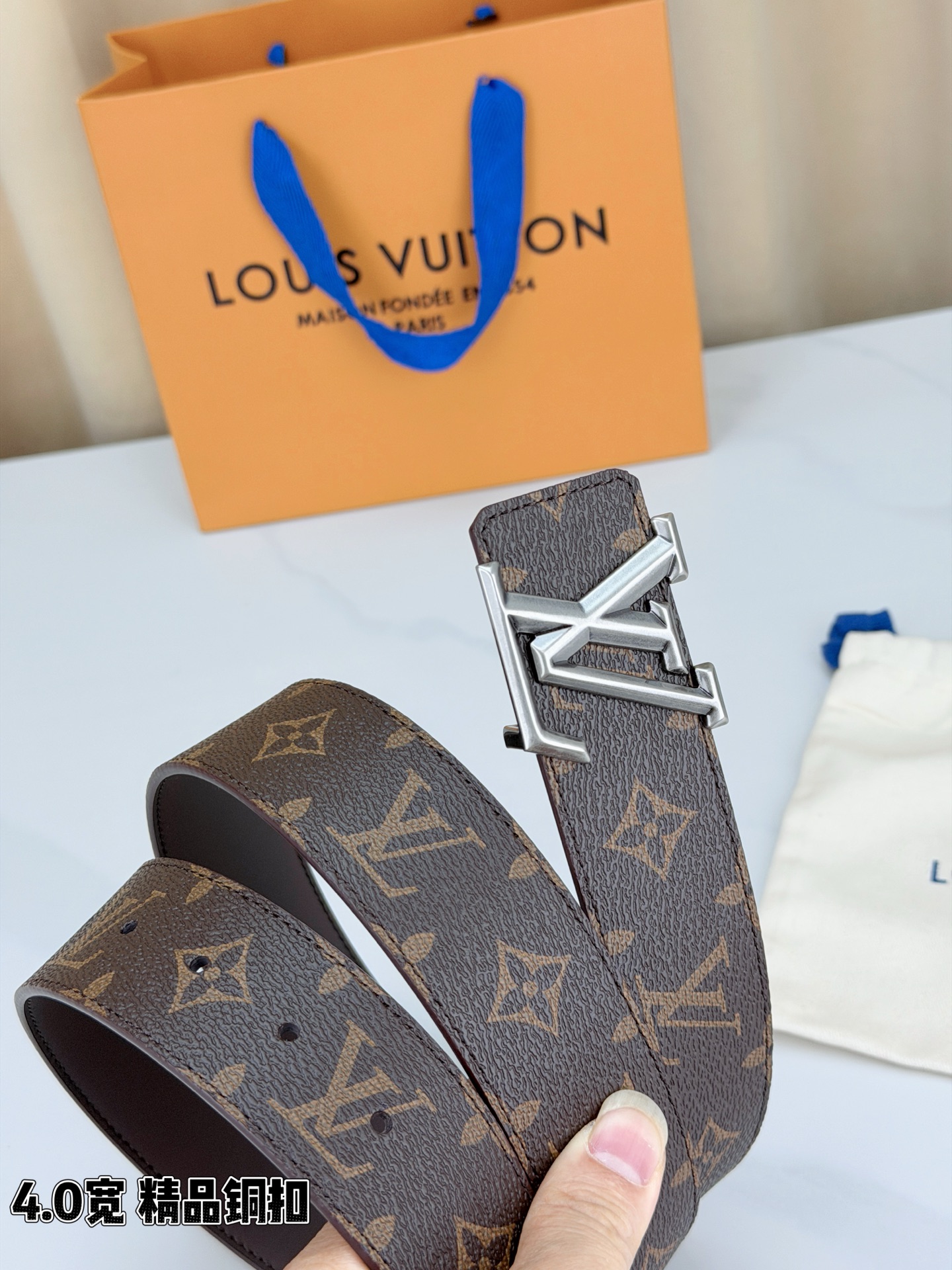 LV 4.0cm经典老花宽版腰带，深棕Monogram涂层帆布复古耐看，精品铜扣LV造型质感高级，双面可
