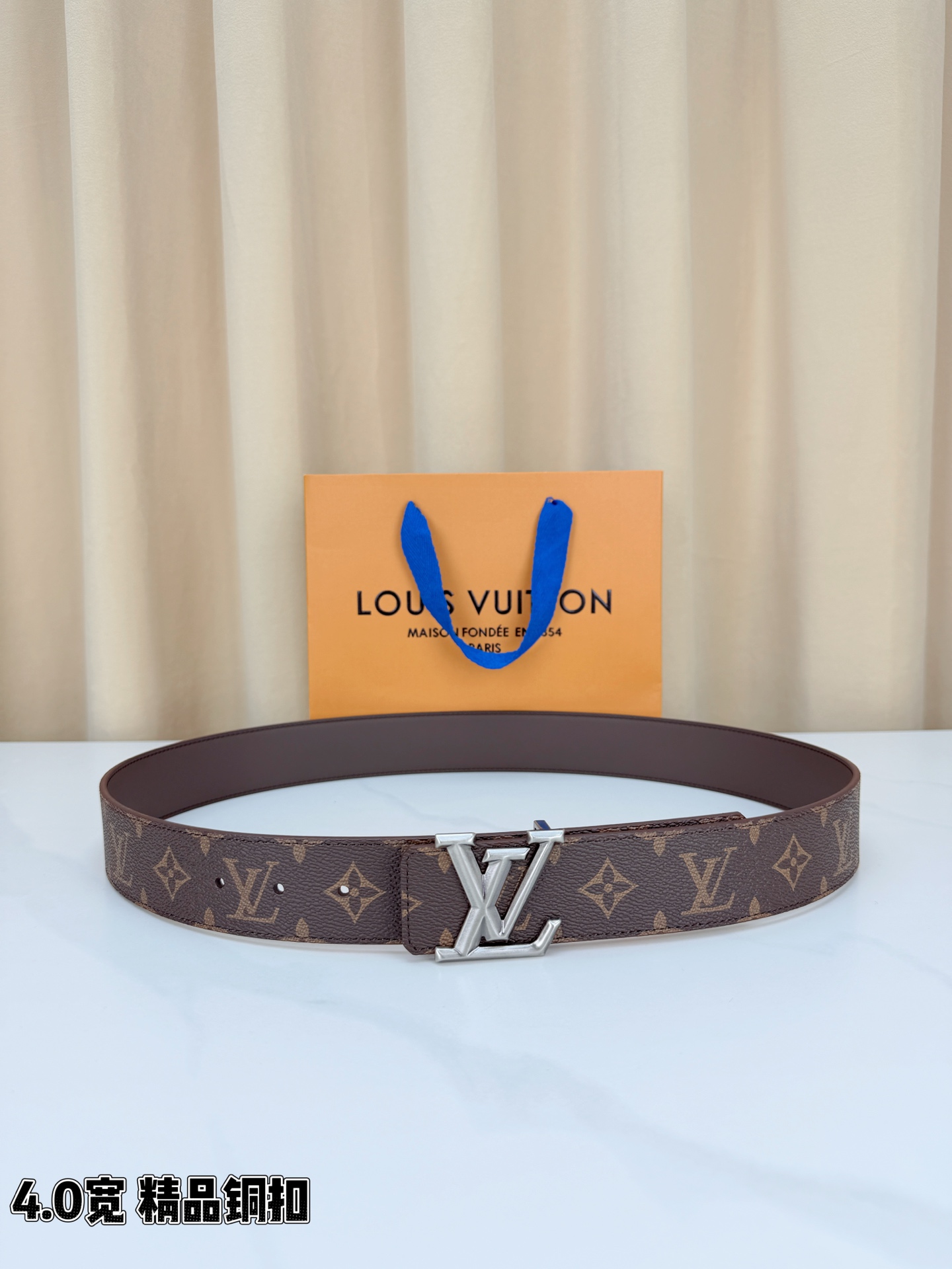 LV 4.0cm经典老花宽版腰带，深棕Monogram涂层帆布复古耐看，精品铜扣LV造型质感高级，双面可