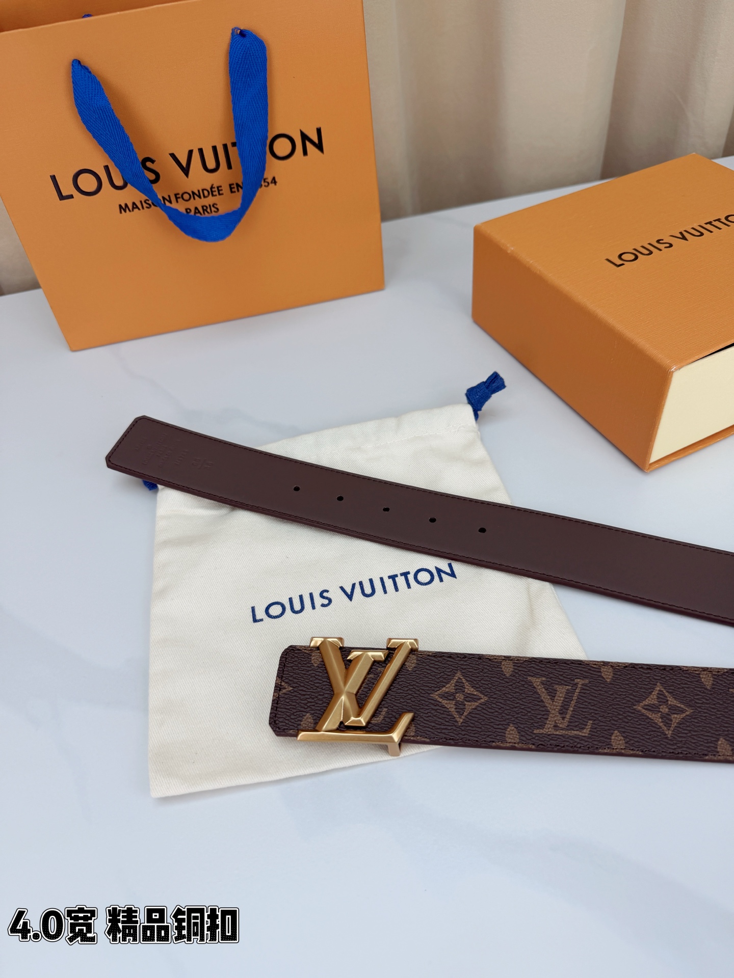 LV 4.0cm经典老花宽版腰带，深棕Monogram涂层帆布复古耐看，精品铜扣LV造型质感高级，双面可