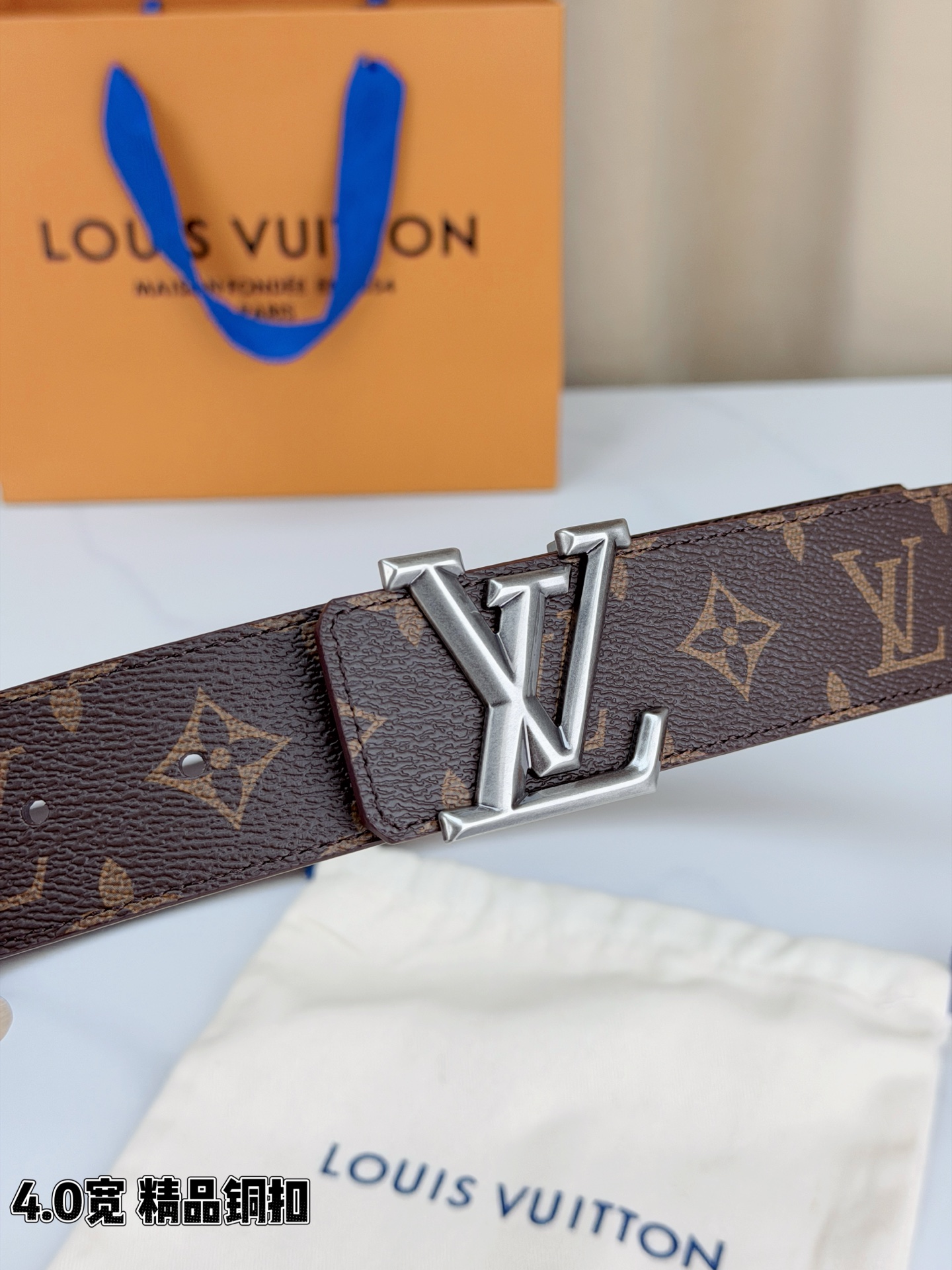 LV 4.0cm经典老花宽版腰带，深棕Monogram涂层帆布复古耐看，精品铜扣LV造型质感高级，双面可