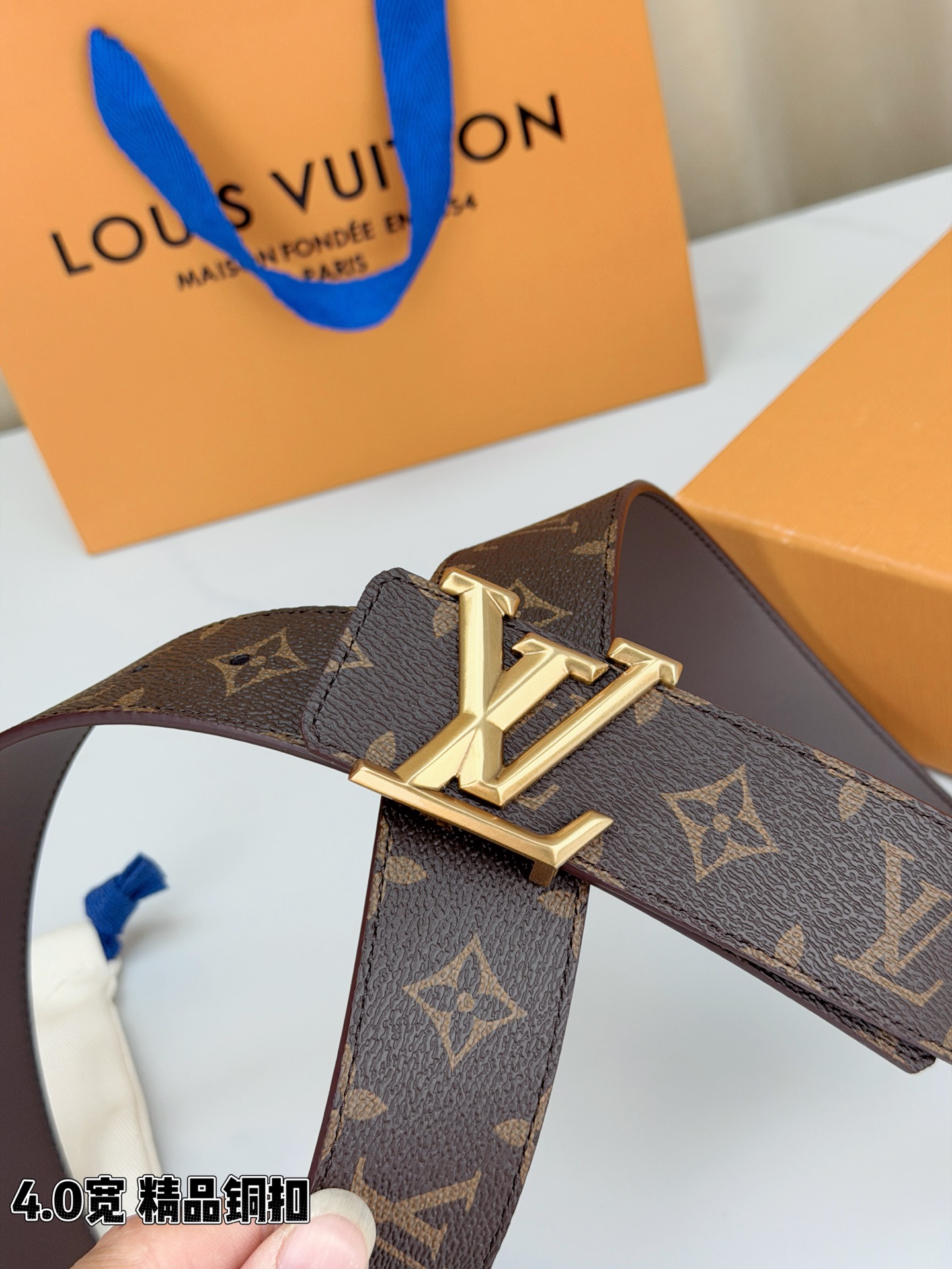 LV 4.0cm经典老花宽版腰带，深棕Monogram涂层帆布复古耐看，精品铜扣LV造型质感高级，双面可