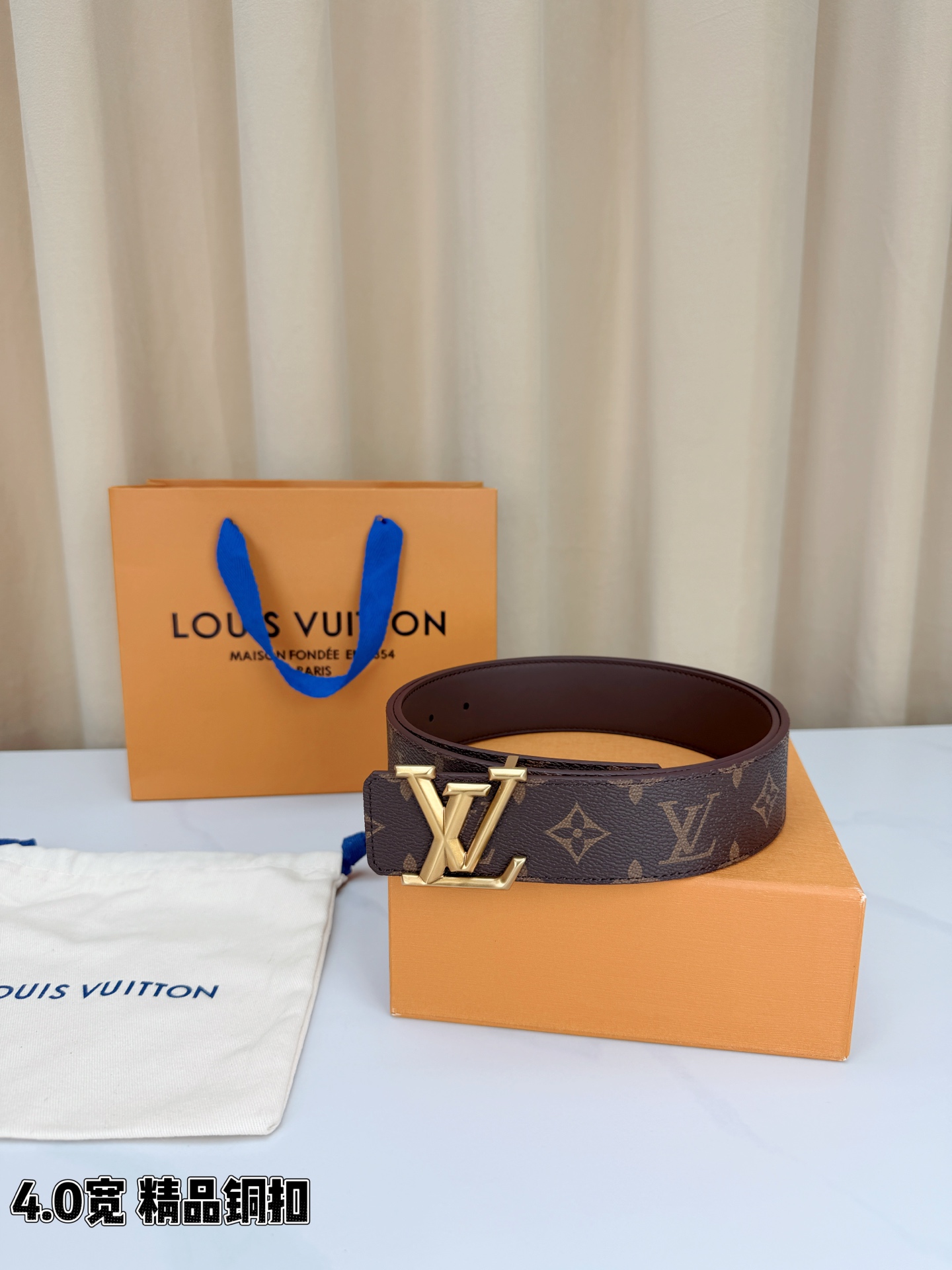 LV 4.0cm经典老花宽版腰带，深棕Monogram涂层帆布复古耐看，精品铜扣LV造型质感高级，双面可
