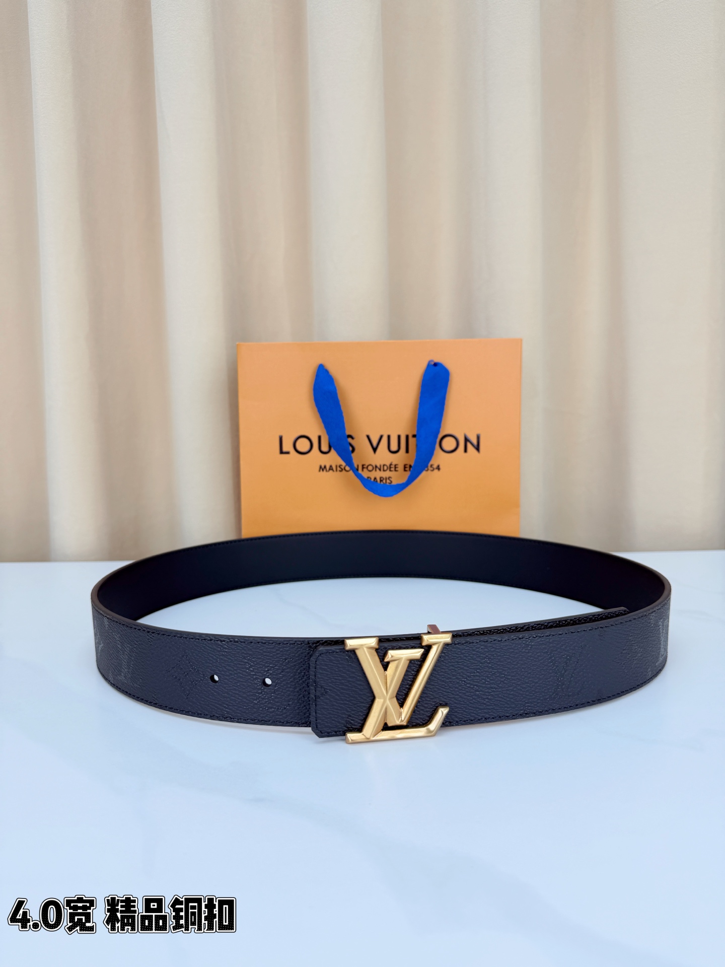 LV 4.0cm黑老花宽版腰带，全黑压纹Monogram低调不张扬，精品铜扣LV立体造型质感满满，双面可
