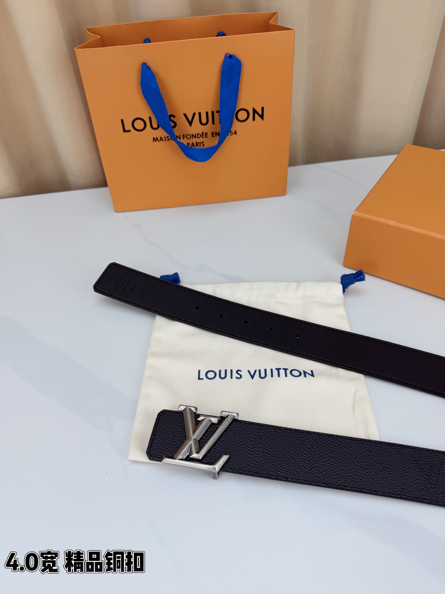 LV 4.0cm黑老花宽版腰带，全黑压纹Monogram低调不张扬，精品铜扣LV立体造型质感满满，双面可