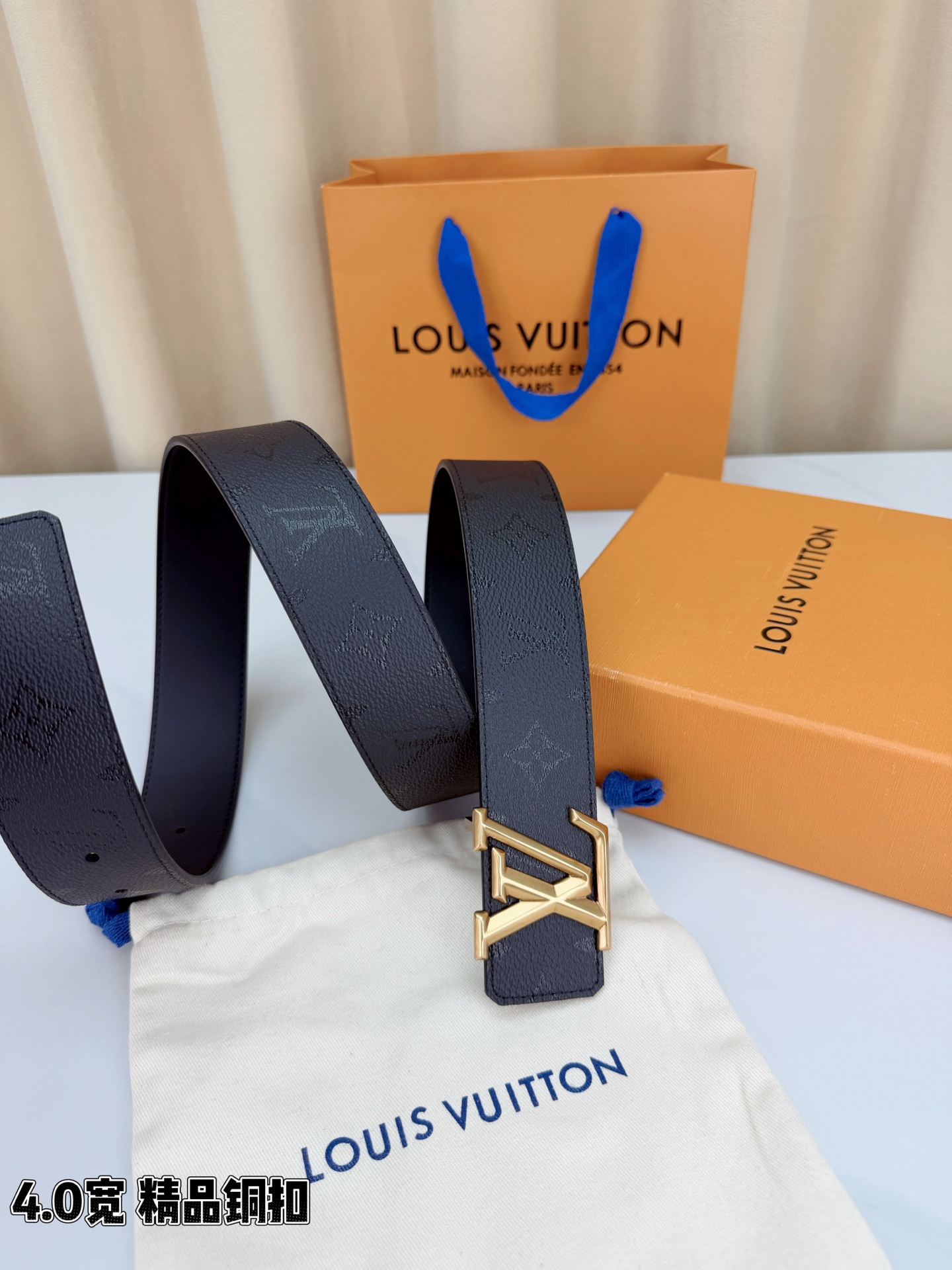 LV 4.0cm黑老花宽版腰带，全黑压纹Monogram低调不张扬，精品铜扣LV立体造型质感满满，双面可
