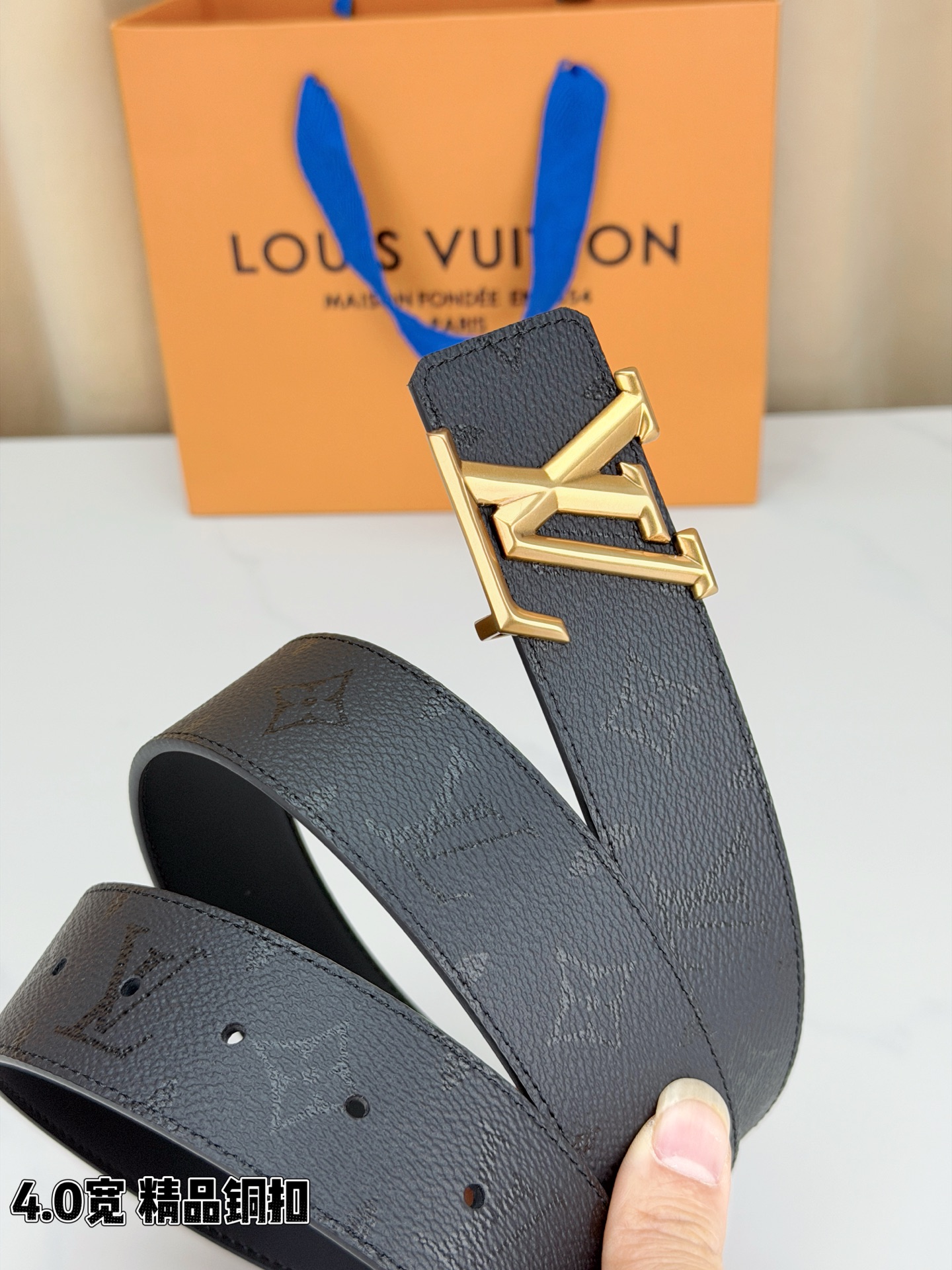 LV 4.0cm黑老花宽版腰带，全黑压纹Monogram低调不张扬，精品铜扣LV立体造型质感满满，双面可