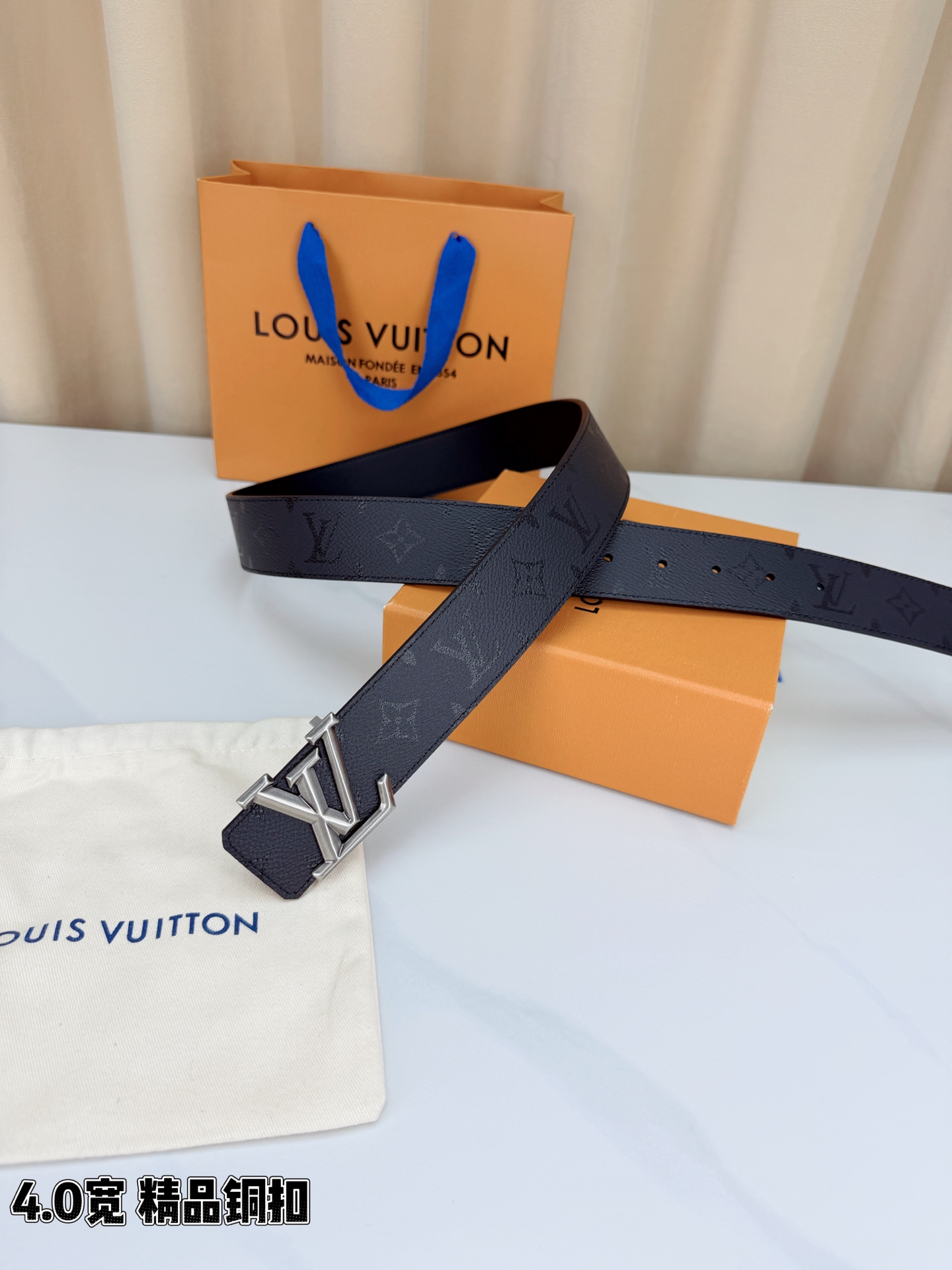 LV 4.0cm黑老花宽版腰带，全黑压纹Monogram低调不张扬，精品铜扣LV立体造型质感满满，双面可