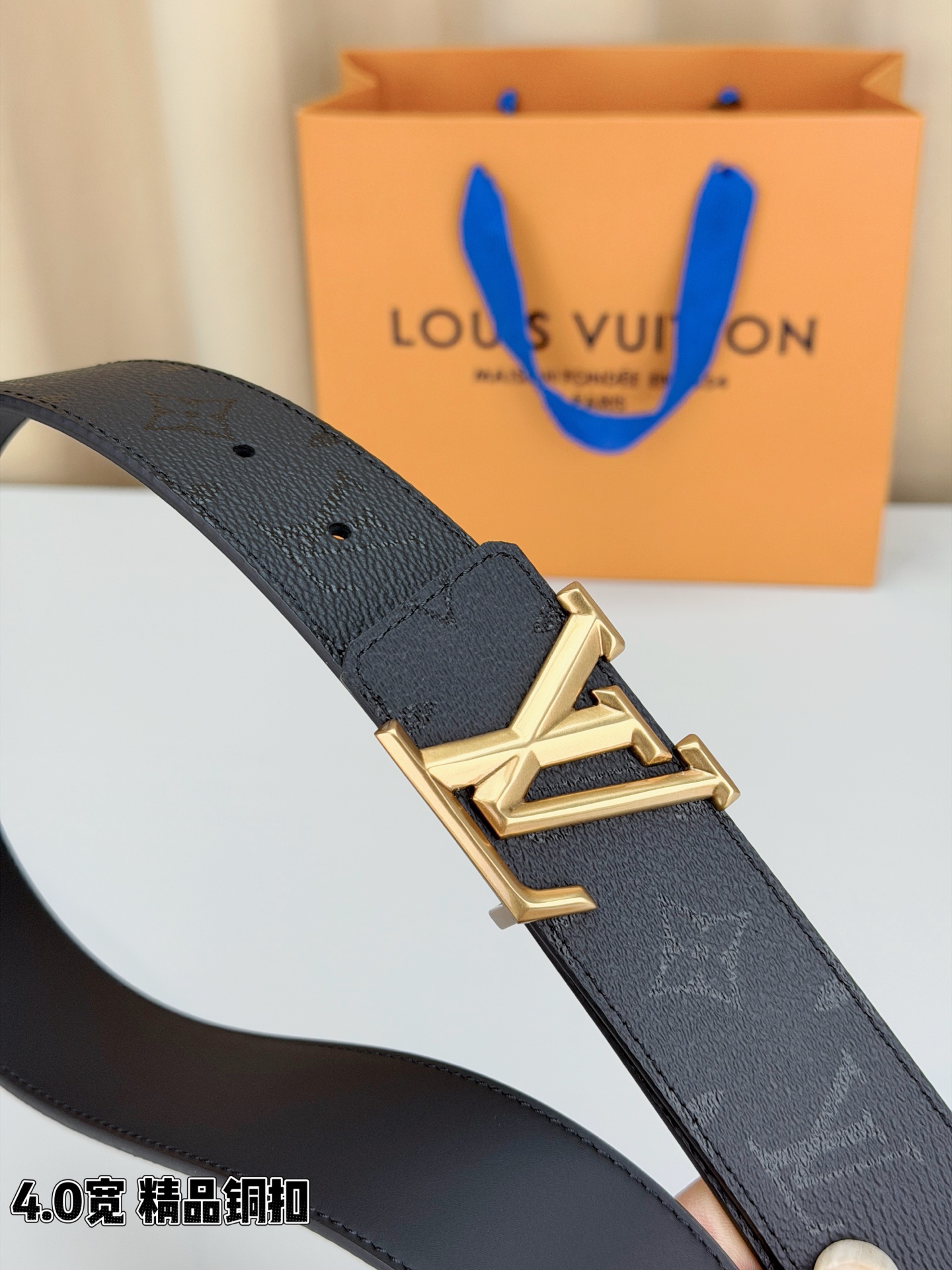 LV 4.0cm黑老花宽版腰带，全黑压纹Monogram低调不张扬，精品铜扣LV立体造型质感满满，双面可