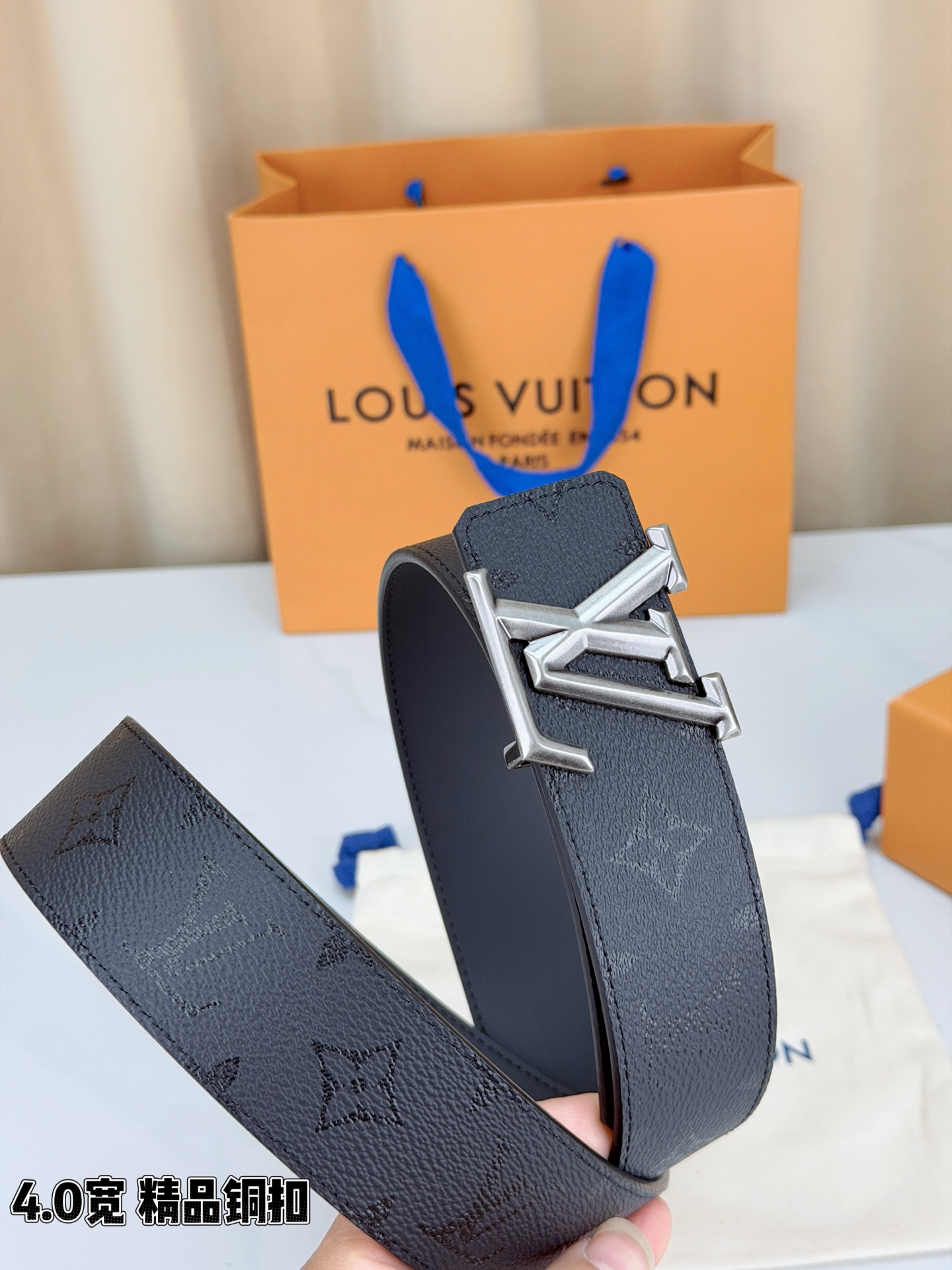 LV 4.0cm黑老花宽版腰带，全黑压纹Monogram低调不张扬，精品铜扣LV立体造型质感满满，双面可