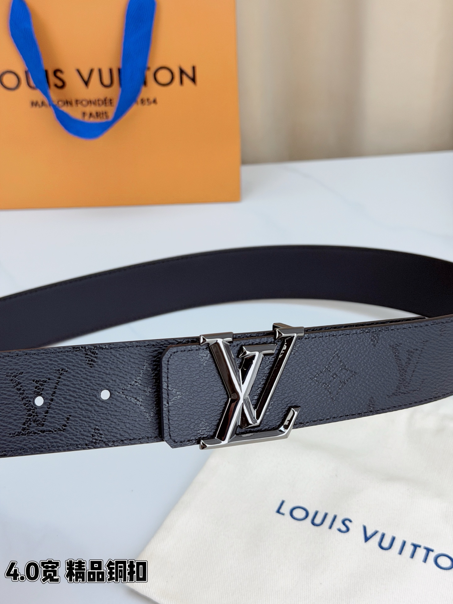 LV 4.0cm黑老花宽版腰带，全黑压纹Monogram低调不张扬，精品铜扣LV立体造型质感满满，双面可