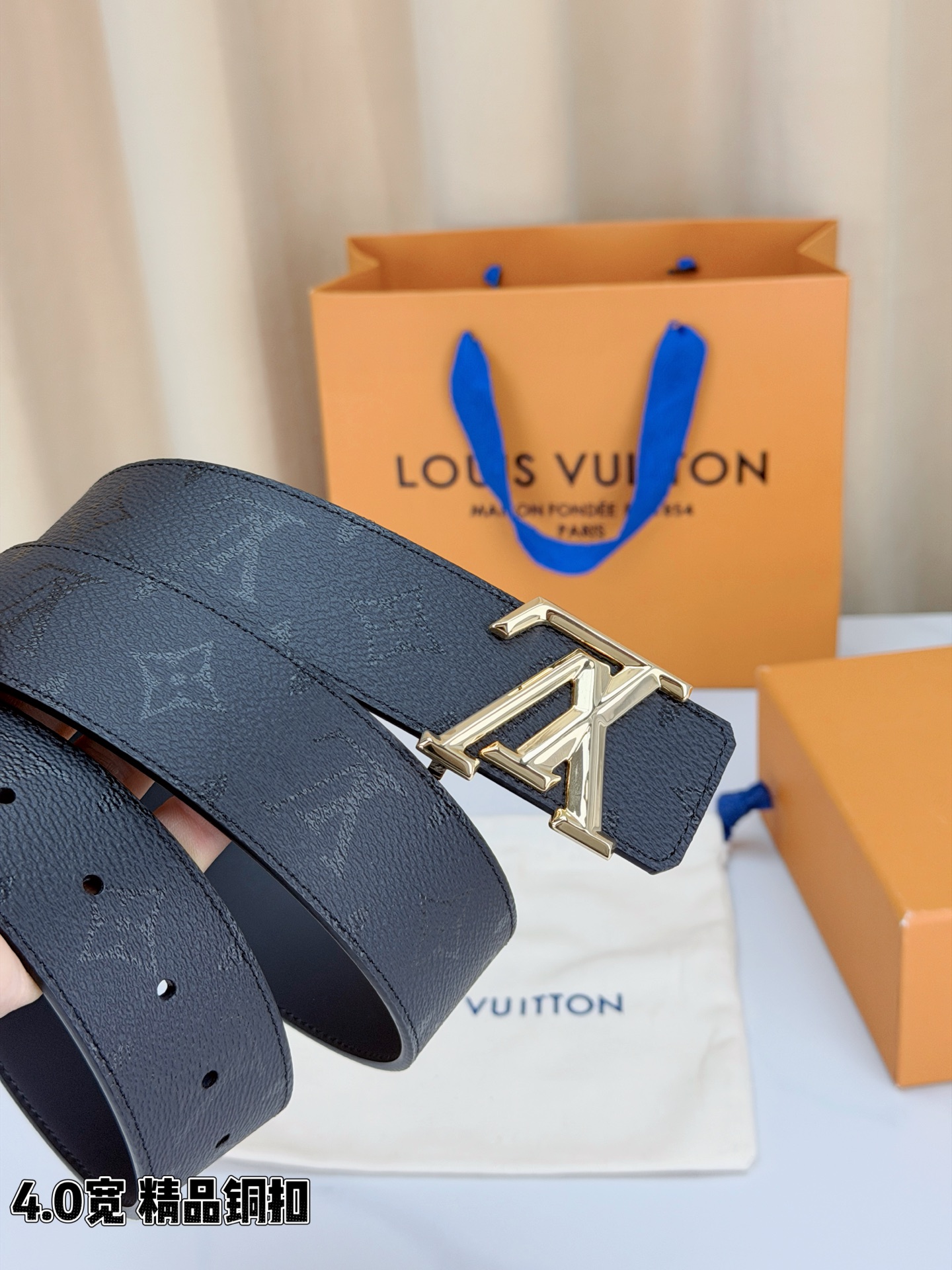 LV 4.0cm黑老花宽版腰带，全黑压纹Monogram低调不张扬，精品铜扣LV立体造型质感满满，双面可