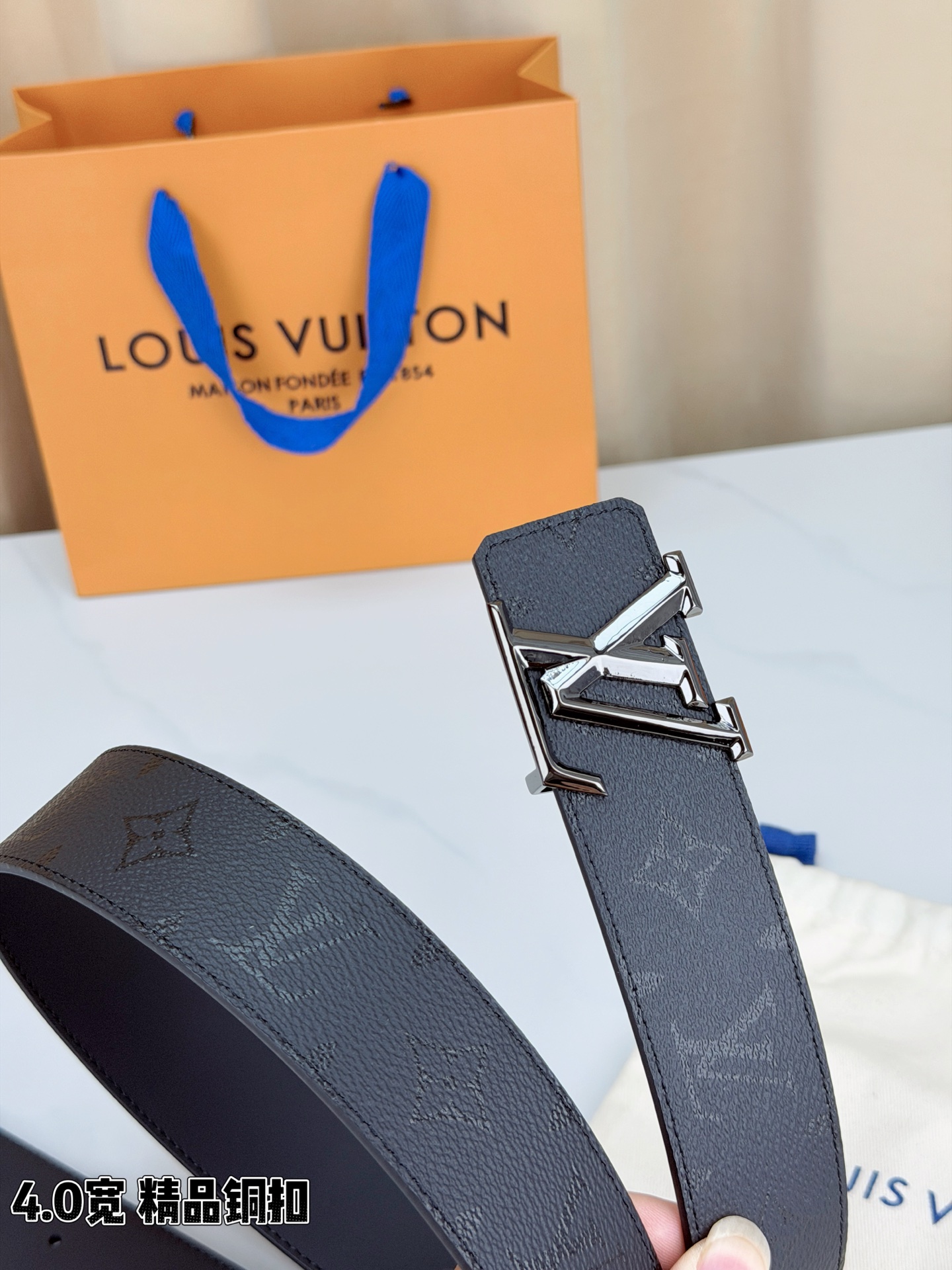 LV 4.0cm黑老花宽版腰带，全黑压纹Monogram低调不张扬，精品铜扣LV立体造型质感满满，双面可