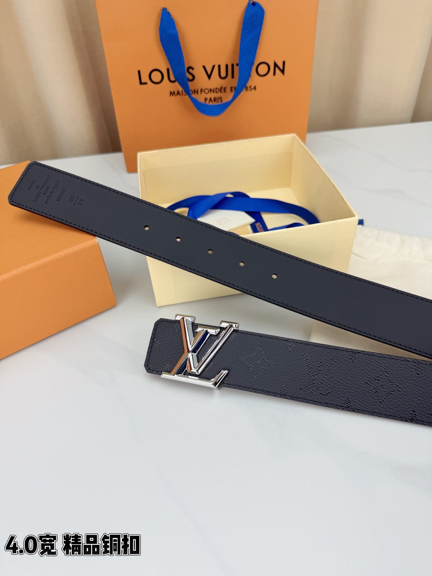 LV 4.0cm黑老花宽版腰带，全黑压纹Monogram低调不张扬，精品铜扣LV立体造型质感满满，双面可