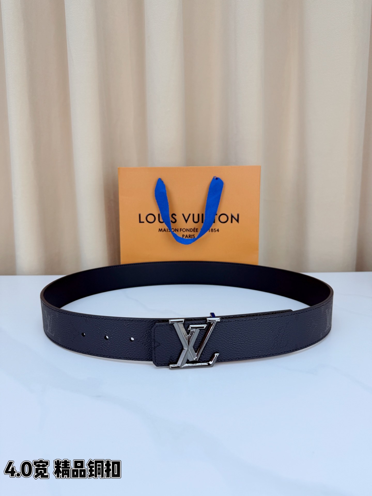 LV 4.0cm黑老花宽版腰带，全黑压纹Monogram低调不张扬，精品铜扣LV立体造型质感满满，双面可