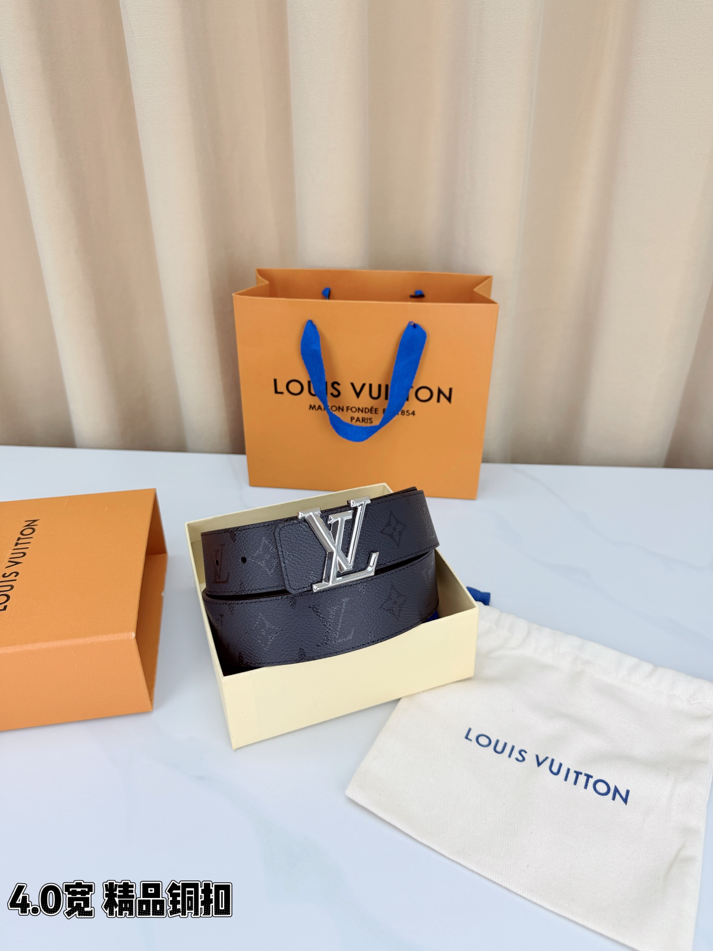 LV 4.0cm黑老花宽版腰带，全黑压纹Monogram低调不张扬，精品铜扣LV立体造型质感满满，双面可