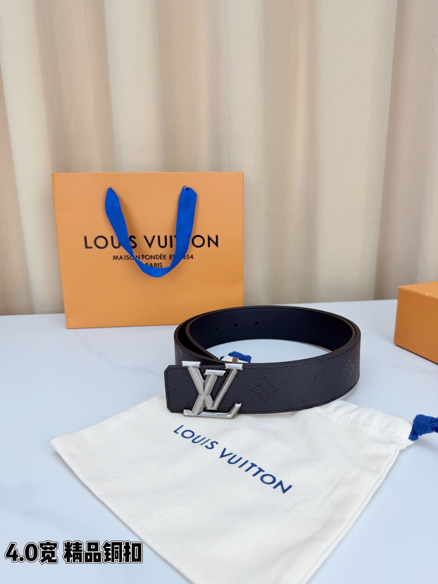 LV 4.0cm黑老花宽版腰带，全黑压纹Monogram低调不张扬，精品铜扣LV立体造型质感满满，双面可