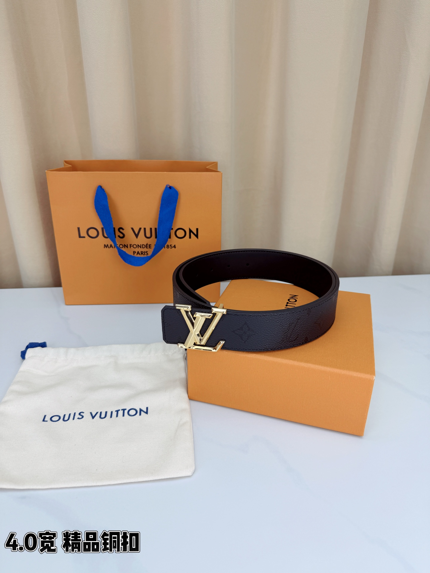 LV 4.0cm黑老花宽版腰带，全黑压纹Monogram低调不张扬，精品铜扣LV立体造型质感满满，双面可
