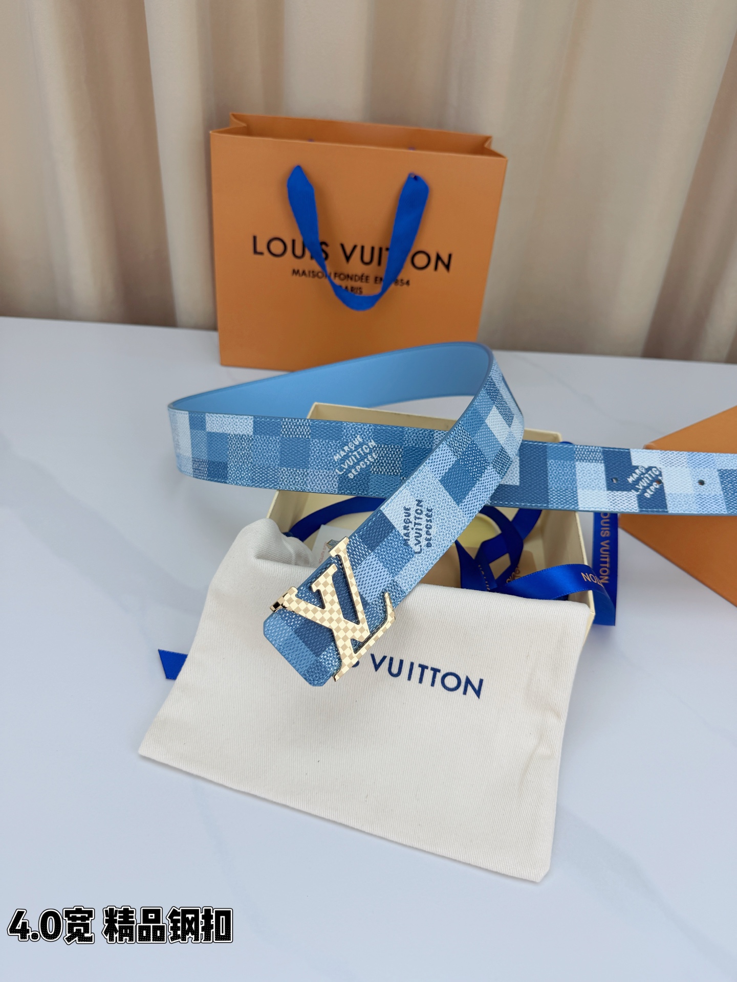 LV 4.0cm蓝白格纹宽版腰带，清新蓝白Damier格纹夏日感拉满，精品钢扣LV造型质感高级，宽版设计