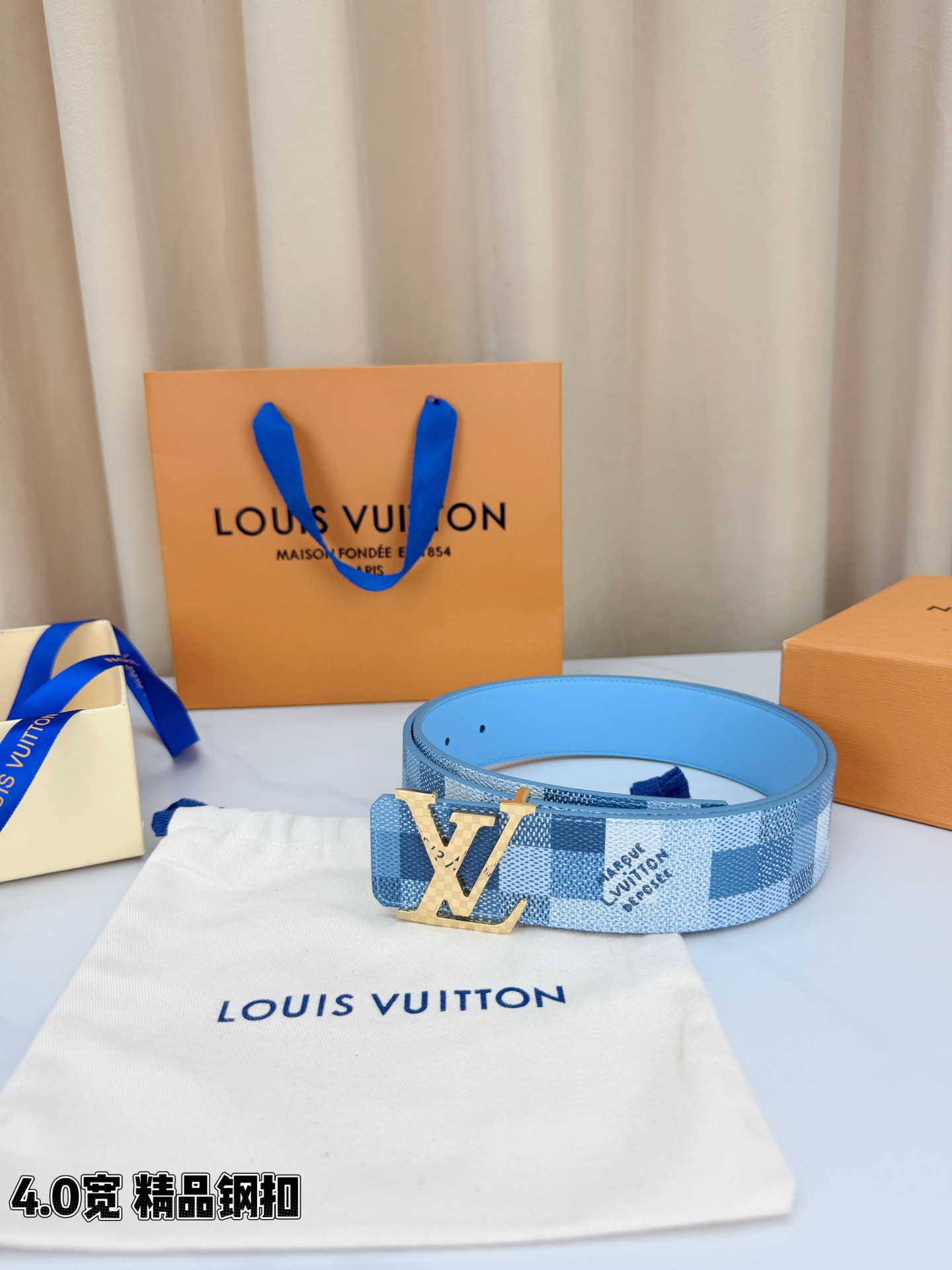 LV 4.0cm蓝白格纹宽版腰带，清新蓝白Damier格纹夏日感拉满，精品钢扣LV造型质感高级，宽版设计