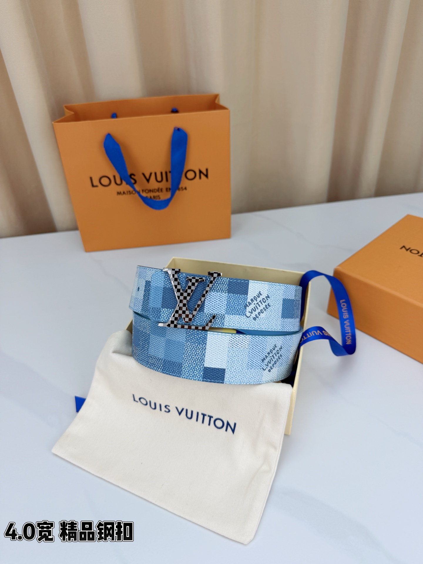 LV 4.0cm蓝白格纹宽版腰带，清新蓝白Damier格纹夏日感拉满，精品钢扣LV造型质感高级，宽版设计